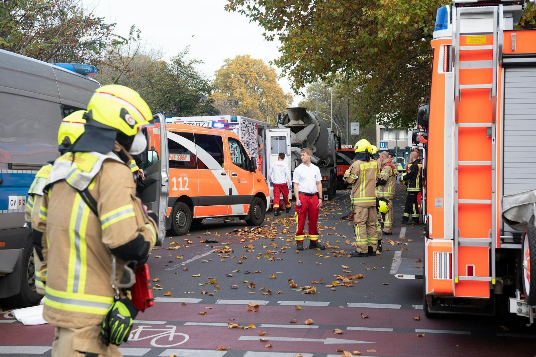 Einsatzfahrzeuge von Polizei und Feuerwehr stehen an der Bundesallee in Berlin-Wilmersdorf: Am Montag vor einer Woche wurde eine Radfahrerin hier von einem Betonmischer überrollt.