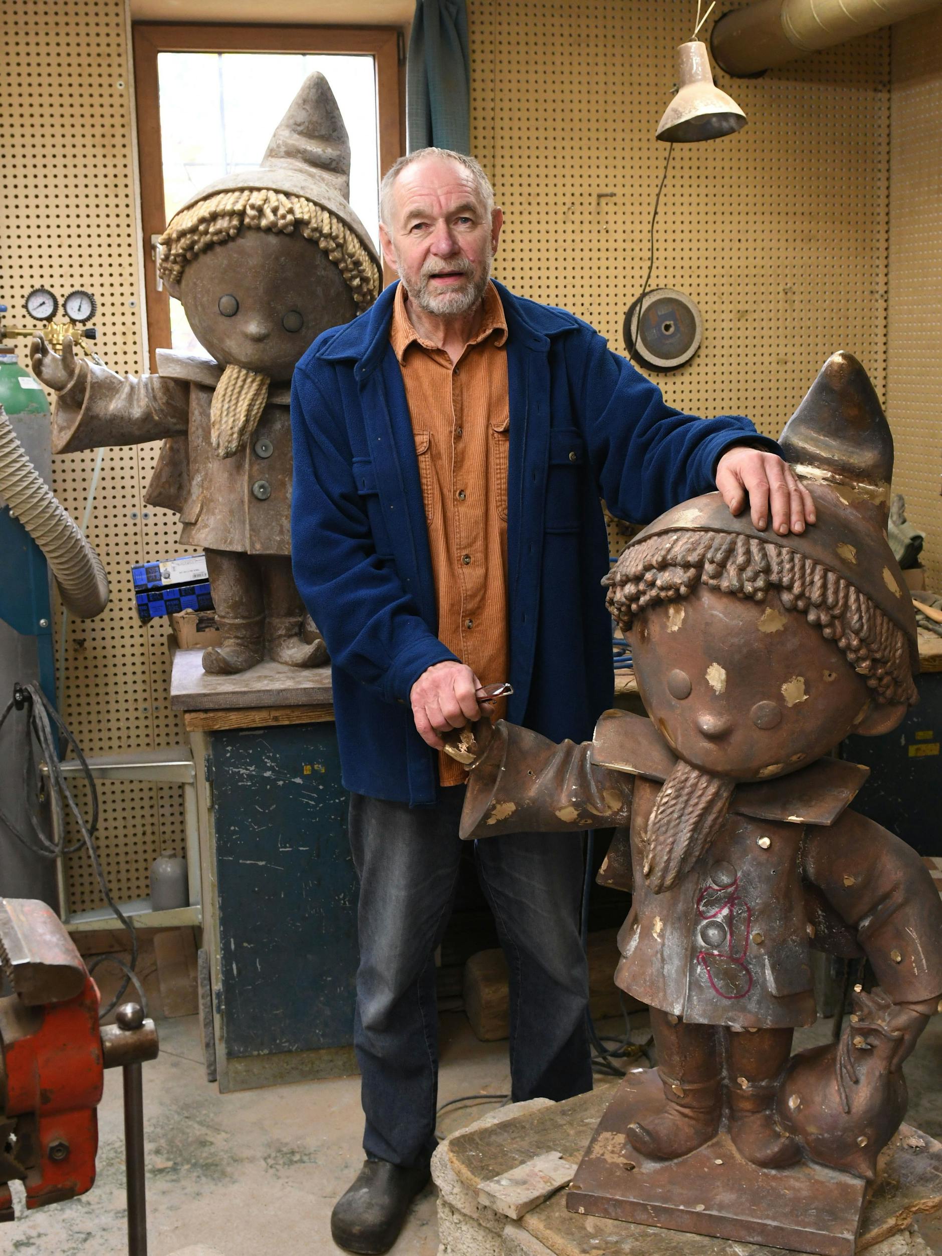 Kunstgießer Wilfried Hann hat die 92 Kilo schwere Sandmann-Figur gegossen.