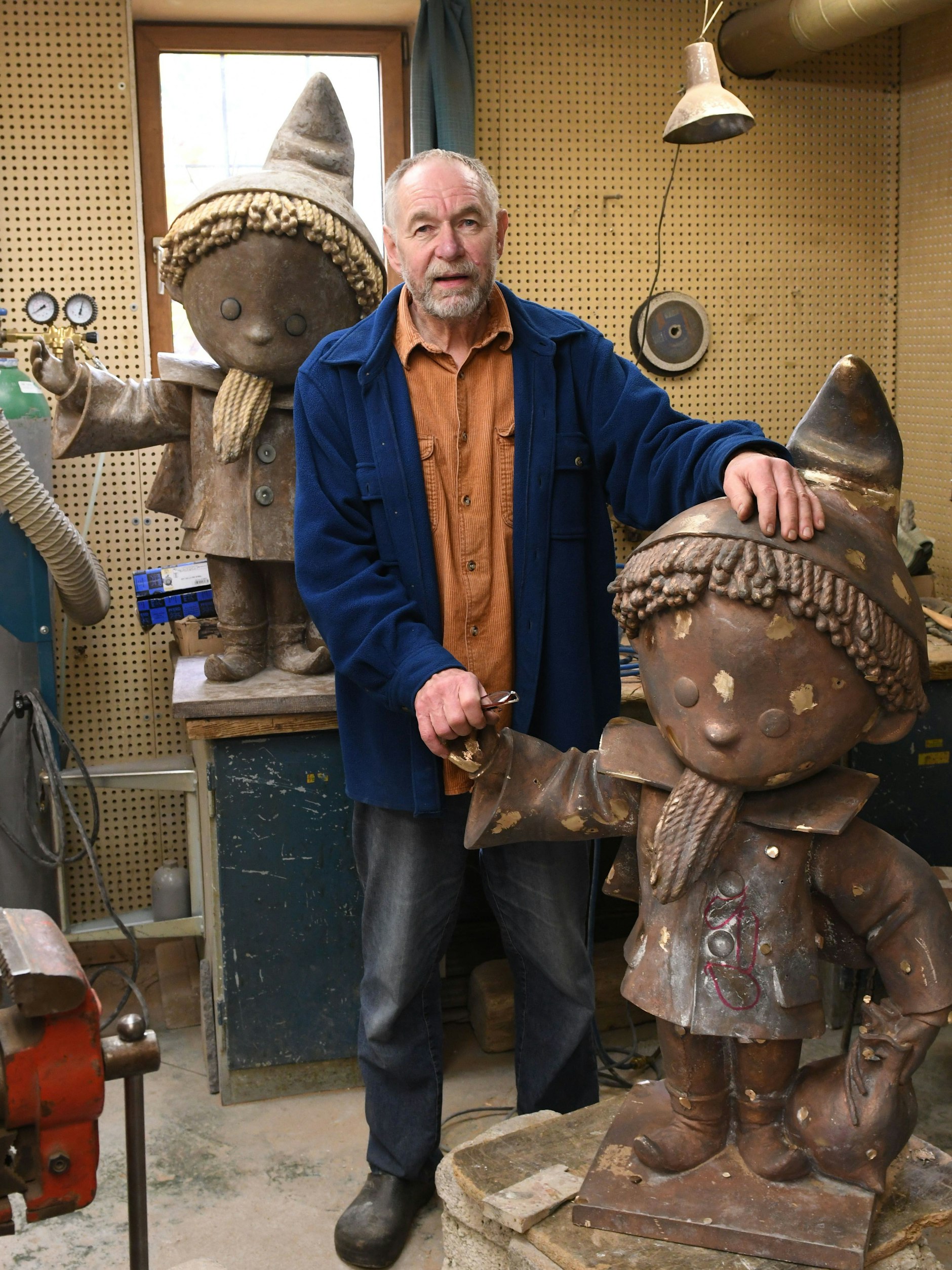 Kunstgießer Wilfried Hann hat die 92 Kilo schwere Sandmann-Figur gegossen.