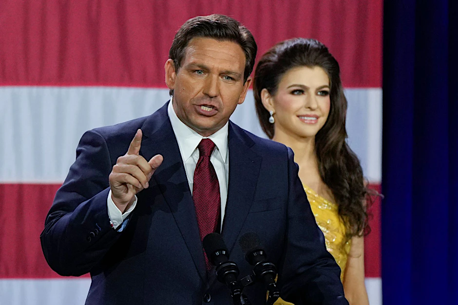 Der amtierende republikanische Gouverneur von Florida, Ron DeSantis, spricht auf einer Wahlparty in Tampa. Hinter ihm: Seine Frau Casey.&nbsp;
