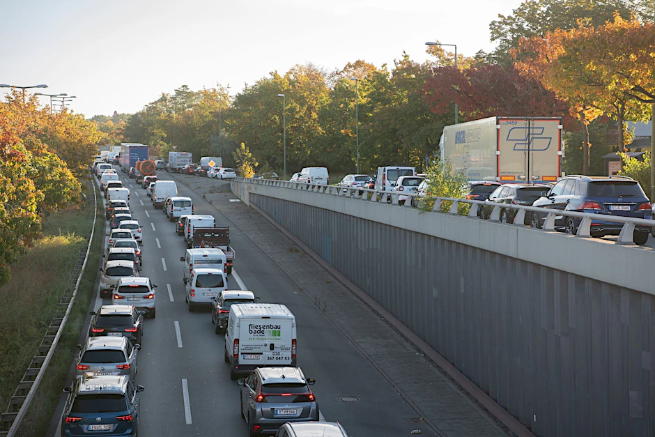 Autos stehen aufgrund einer Straßenblockade der Gruppe „Letzte Generation“ in Berlin im Stau.