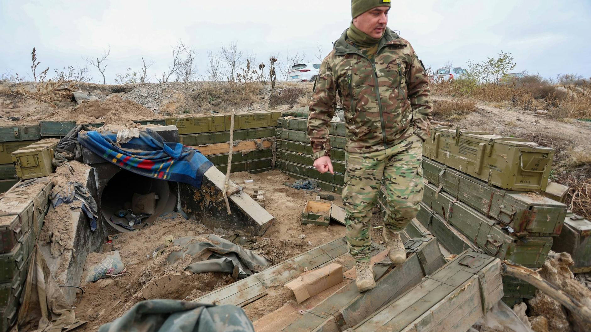 Ein ukrainischer Soldat begutachtet einen ehemaligen russischen Graben in der Oblast Cherson.