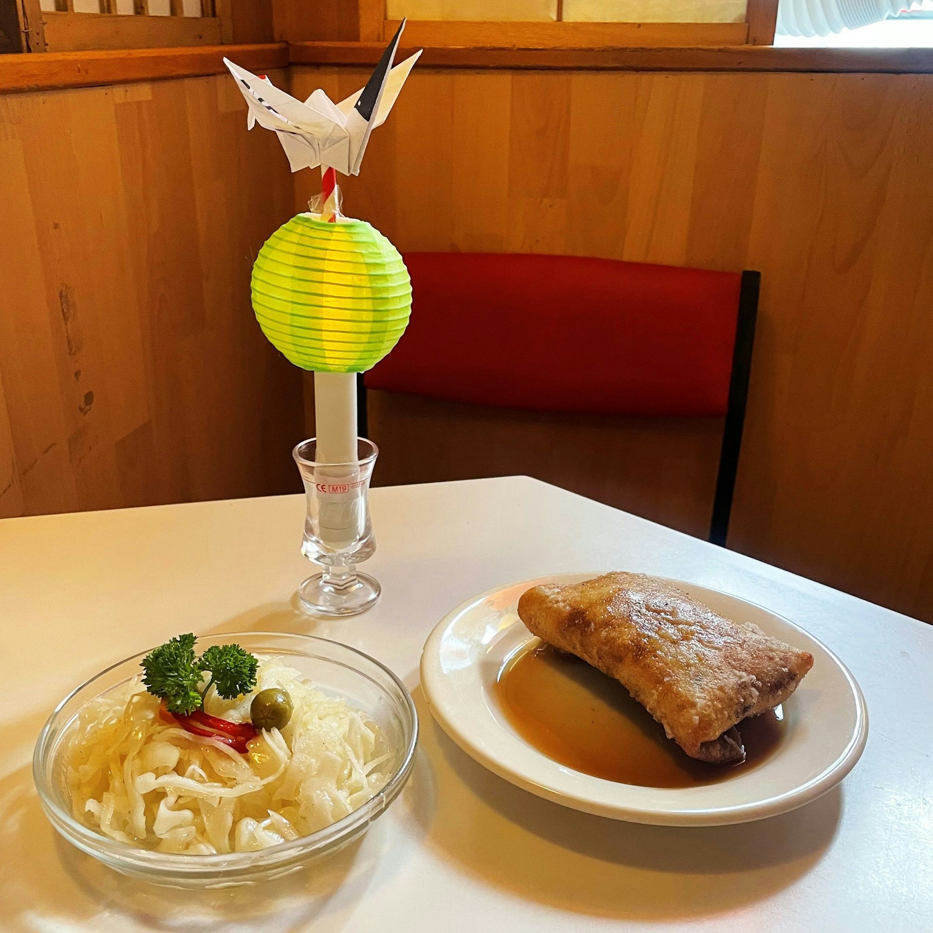 Der Fernsehturm als Origami, dazu hausgemachte Frühlingsrolle mit süßer Sojasoße und deutschem Kartoffelsalat.