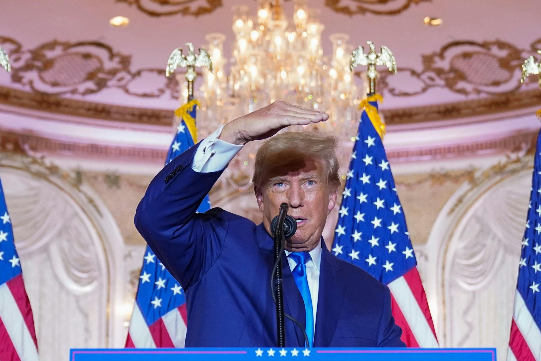 Der ehemalige Präsident Donald Trump spricht am Wahltag im Mar-a-Lago zu Unterstützern.