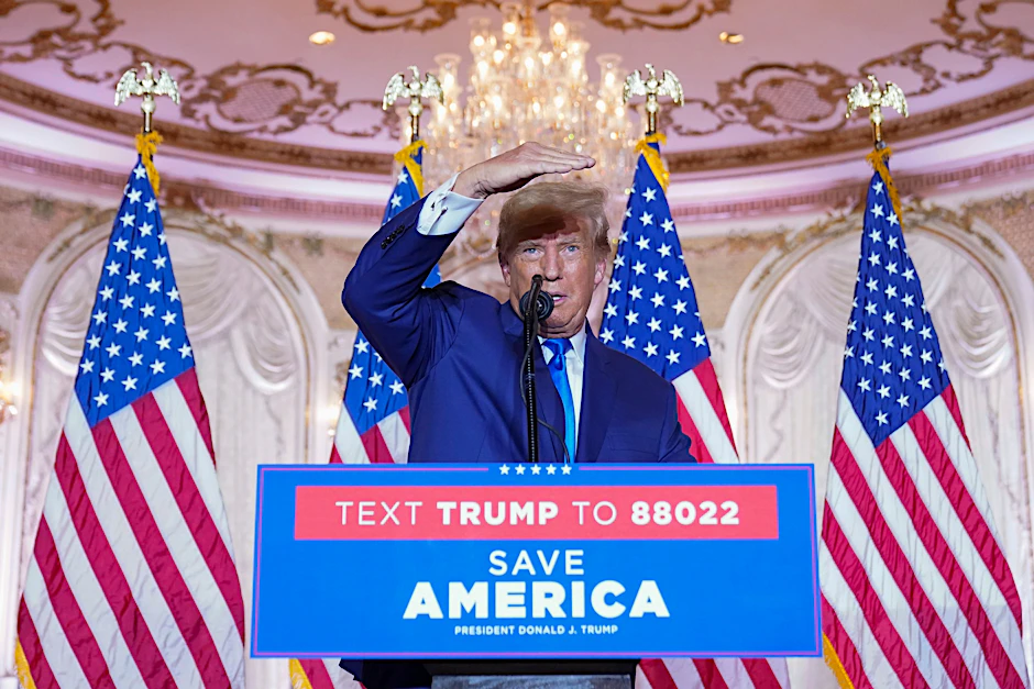 Der ehemalige Präsident Donald Trump spricht am Wahltag im Mar-a-Lago zu Unterstützern.