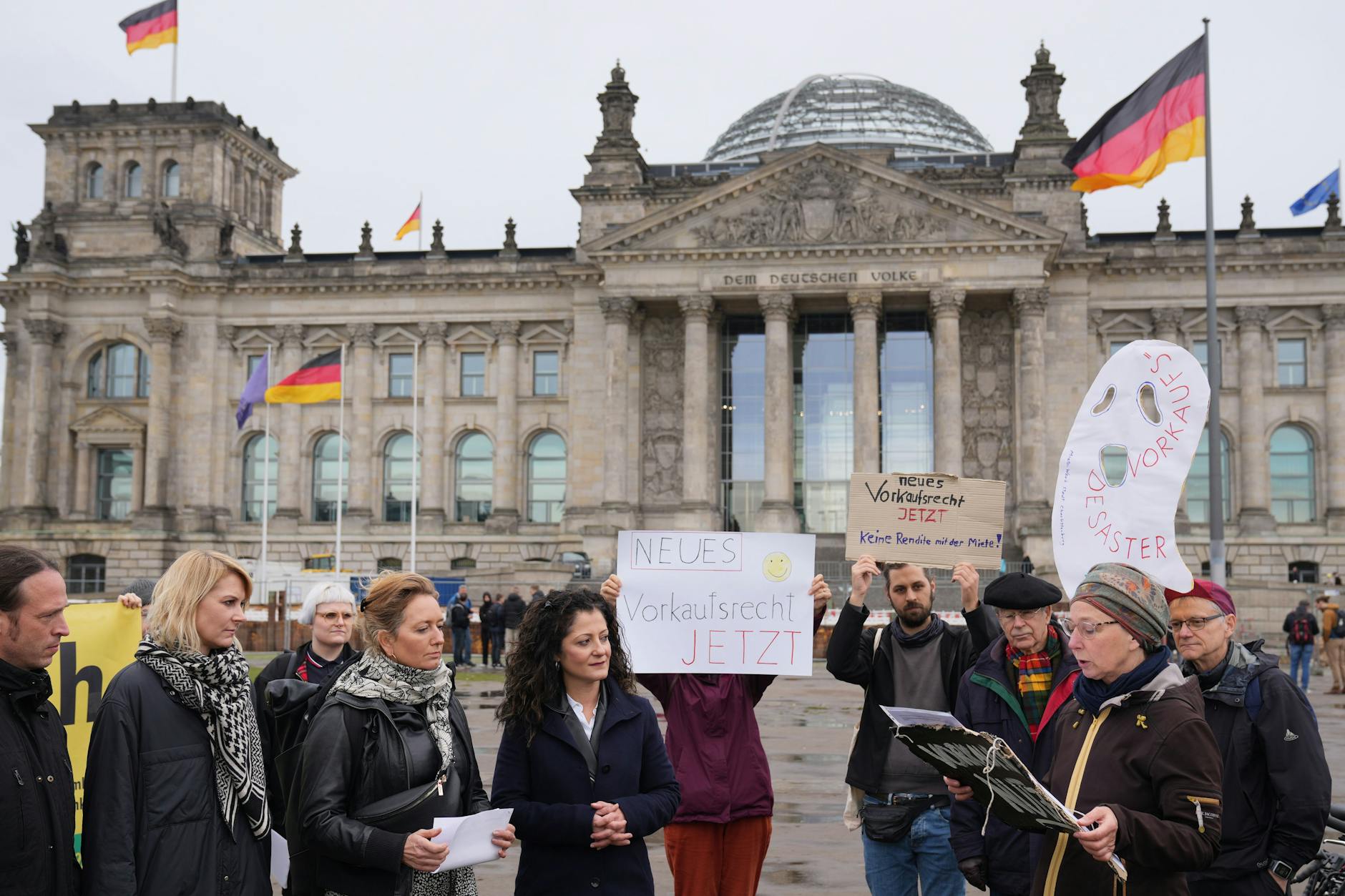 Aktion vor dem Reichstag: Vertreter von Mieterinitiativen übergeben am Mittwoch an die Parlamentarische Staatssekretärin, Cansel Kiziltepe (SPD), und die Abgeordnete Caren Lay (Linke) Forderungen für ein neues Vorkaufsrecht.