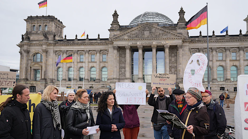 Aktion vor dem Reichstag: Vertreter von Mieterinitiativen übergeben am Mittwoch an die Parlamentarische Staatssekretärin, Cansel Kiziltepe (SPD), und die Abgeordnete Caren Lay (Linke) Forderungen für ein neues Vorkaufsrecht.