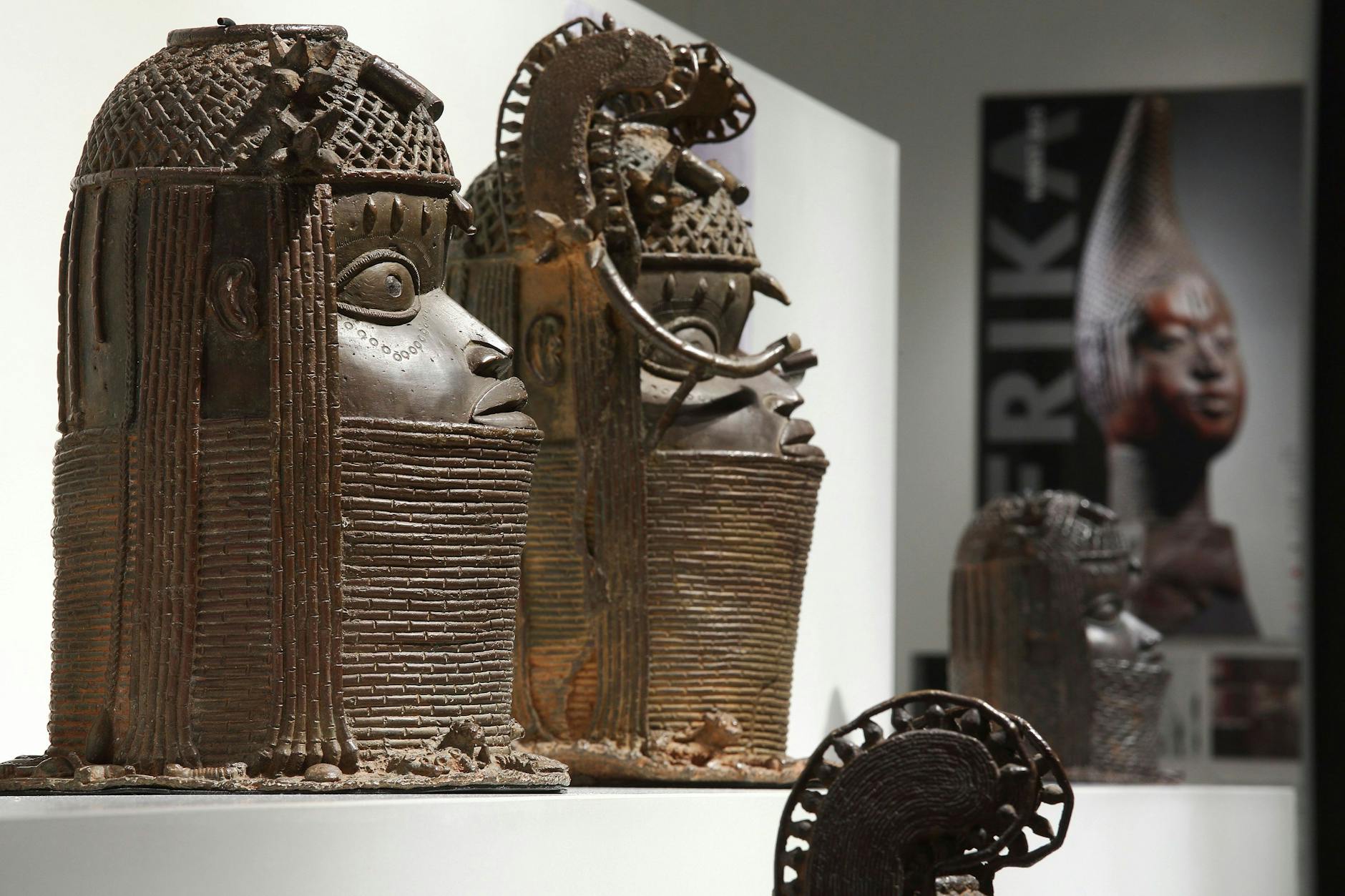 Exemplare der sogenannten Benin-Bronzen im Berliner Humboldt-Forum.