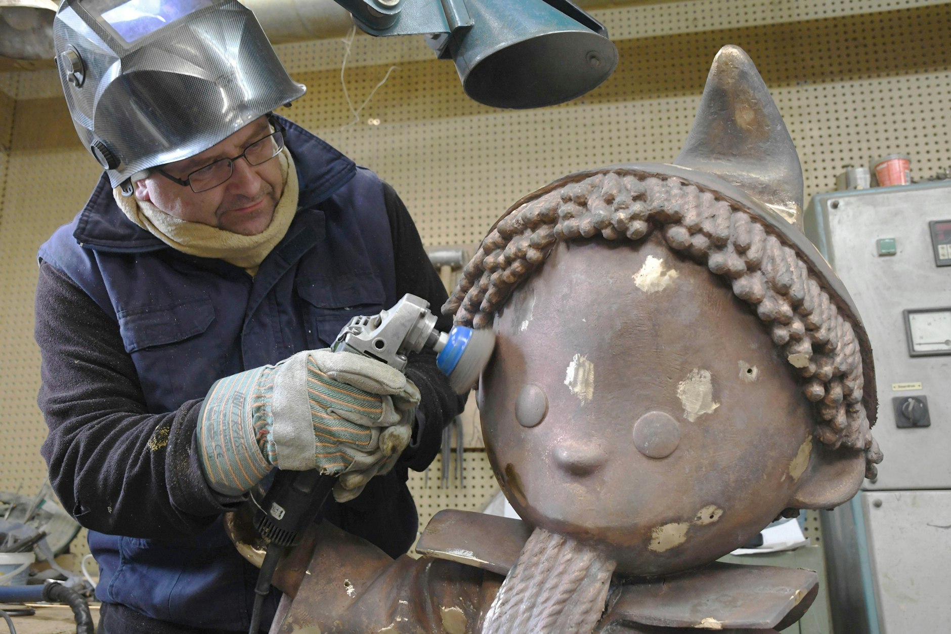 Ernest Pusch, Mitarbeiter beim Kunstgießer Wilfried Hann aus Wegendorf, arbeitet seit knapp einem viertel Jahr an einem ganz besonderen Auftrag.
Hier entsteht eine 1,20 Meter große und 92 Kilo schwere Sandmann- Figur. Am 22. November soll sie feierlich enthüllt werden.