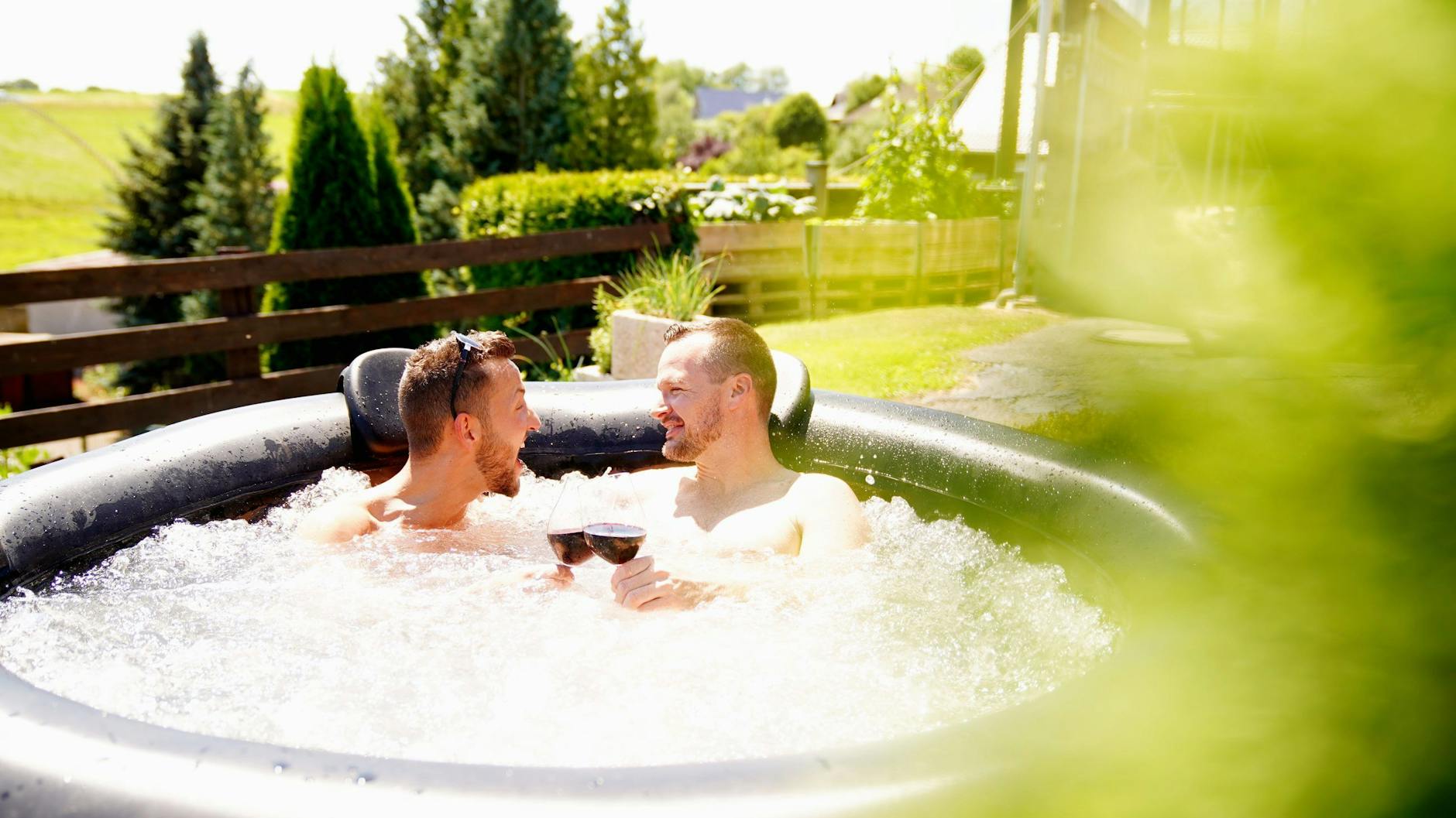 Beim Entspannen im Pool fiel zwischen Michael und Jan Hendrick bei „Bauer sucht Frau“ der erste Kuss.