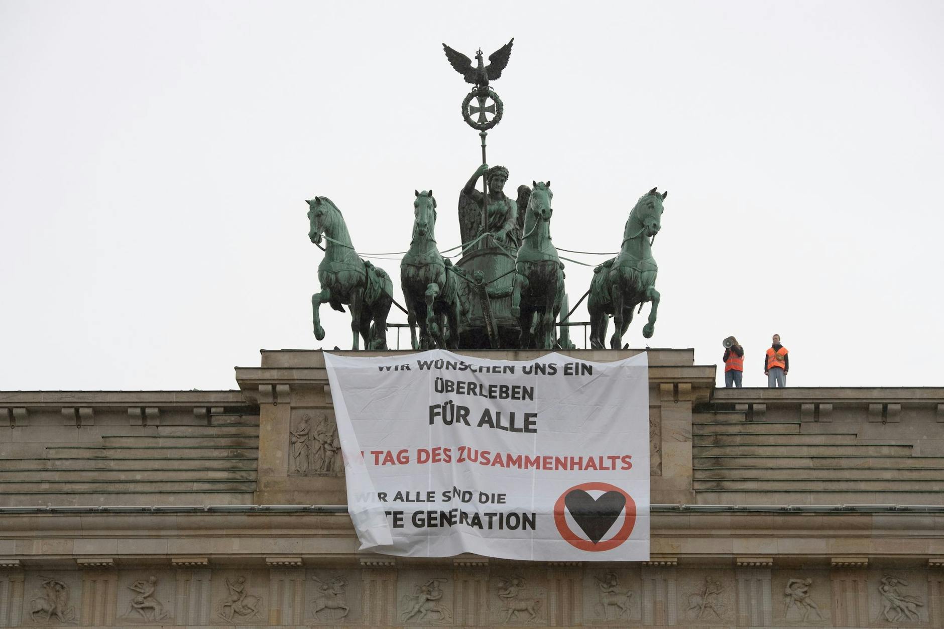 Am Anfang war das Banner noch gut zu lesen. Doch spätestens nachdem der Wind es verwirbelt hatte, verstand unten keiner mehr, was vor sich ging.