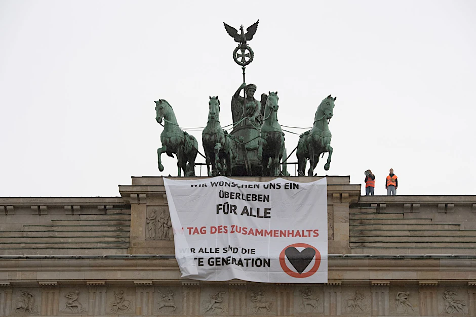 Am Anfang war das Banner noch gut zu lesen. Doch spätestens nachdem der Wind es verwirbelt hatte, verstand unten keiner mehr, was vor sich ging.