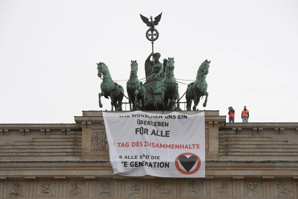 Auf dem Brandenburger Tor: Klimaaktivisten wollen Gespräch mit Scholz erzwingen