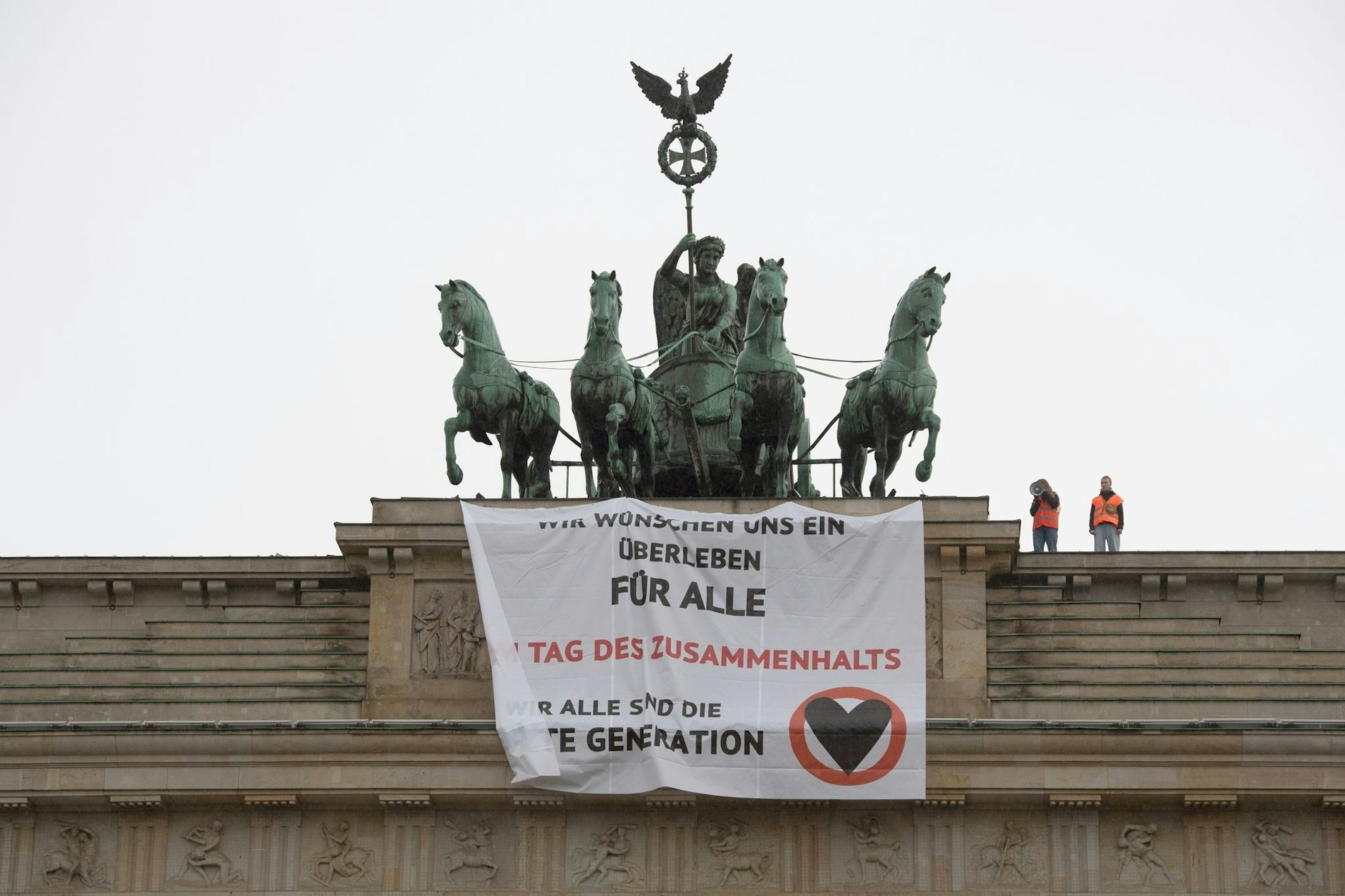 Am Anfang war das Banner noch gut zu lesen. Doch spätestens nachdem der Wind es verwirbelt hatte, verstand unten keiner mehr, was vor sich ging.