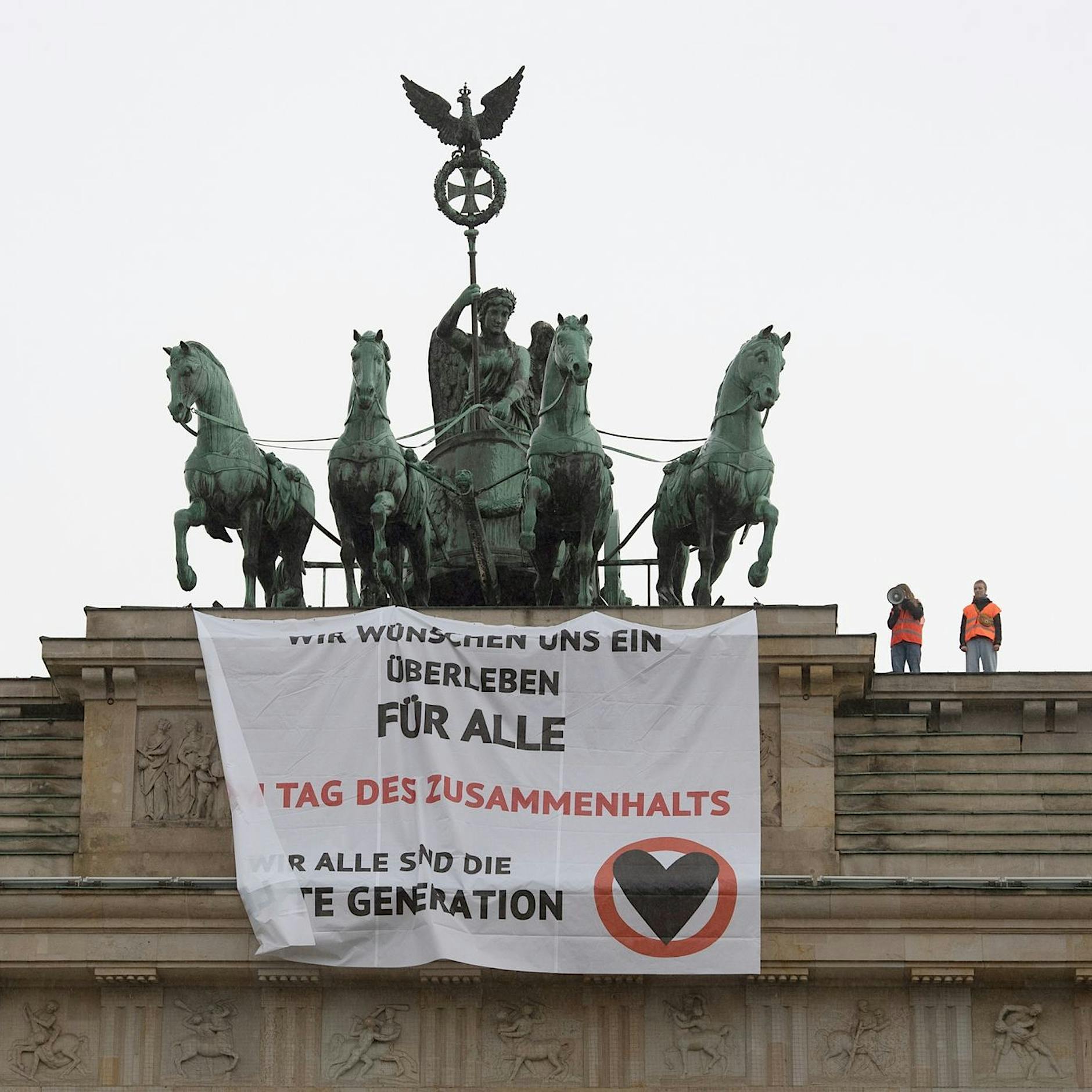 Auf dem Brandenburger Tor: Klimaaktivisten wollen Gespräch mit Scholz erzwingen