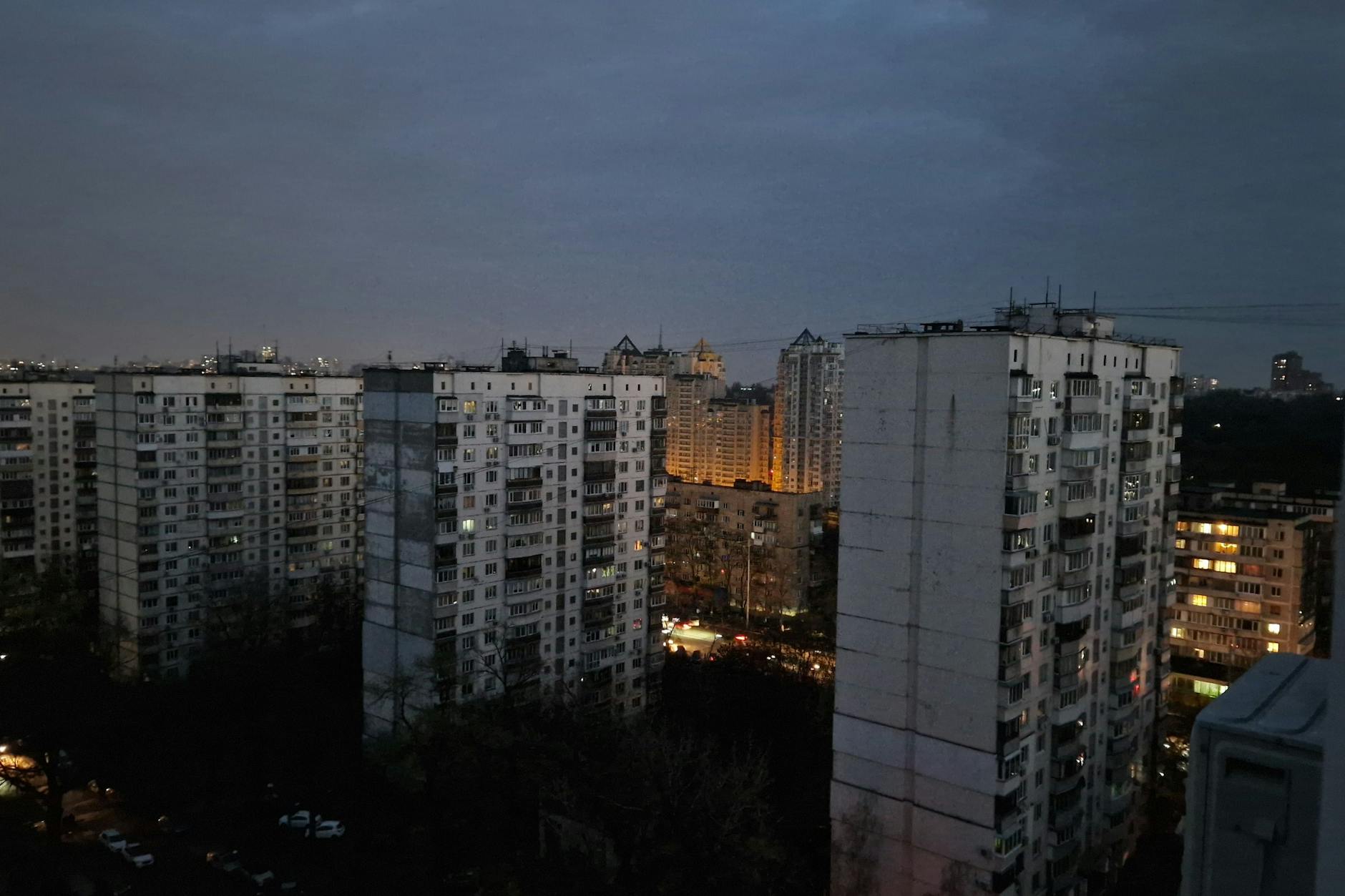 Die Kiewer Behörden schalten jedem Haushalt vier Stunden pro Tag den Strom ab; es gibt dafür einen Wechselmodus zwischen den Distrikten.