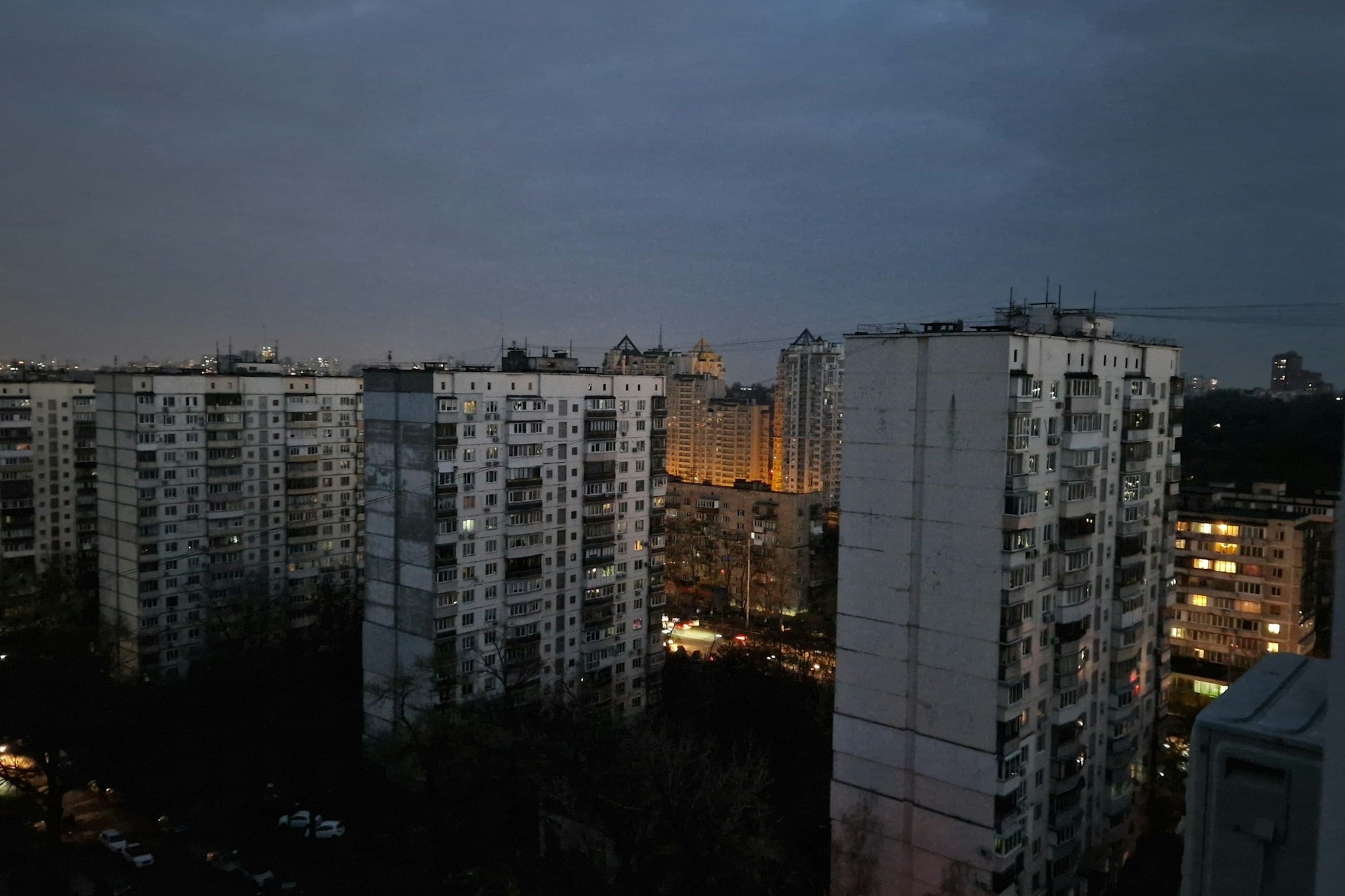 Die Kiewer Behörden schalten jedem Haushalt vier Stunden pro Tag den Strom ab; es gibt dafür einen Wechselmodus zwischen den Distrikten.