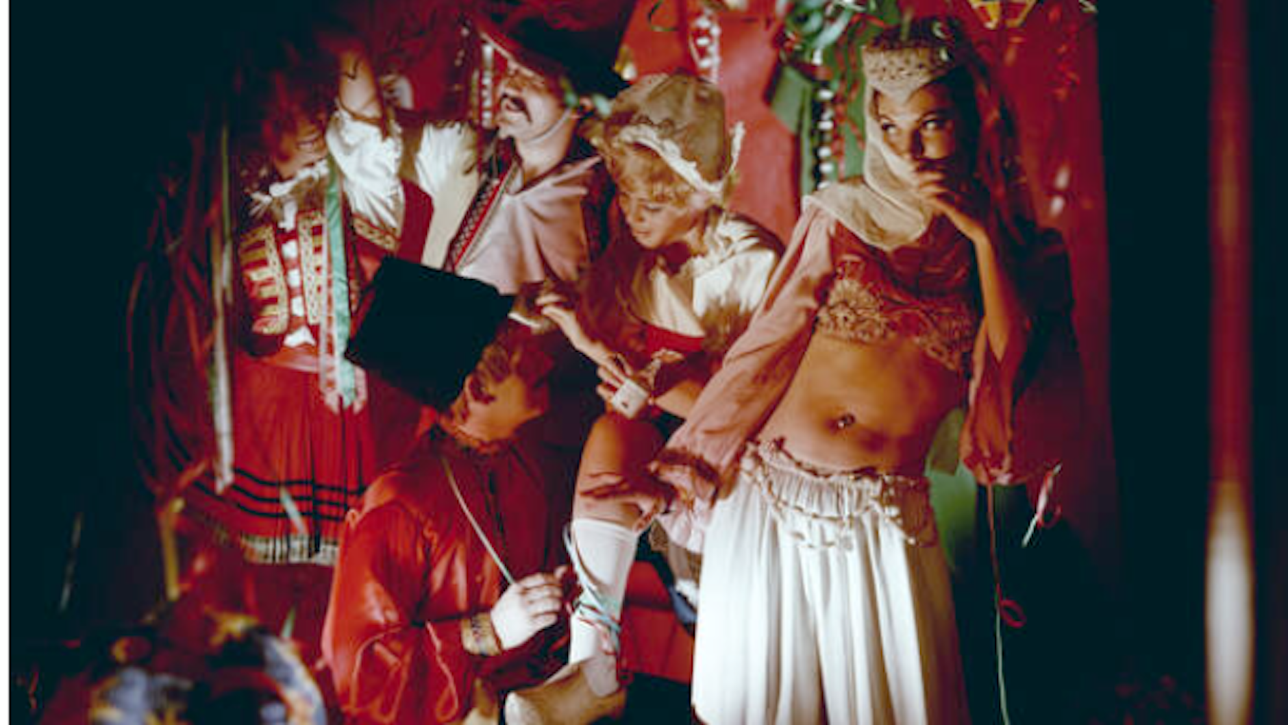 Mit Bauchtänzerin auf der Bühne: Bei den Karnevalsveranstaltungen im Osten Berlins ging es auch mal exotisch zu (1975).