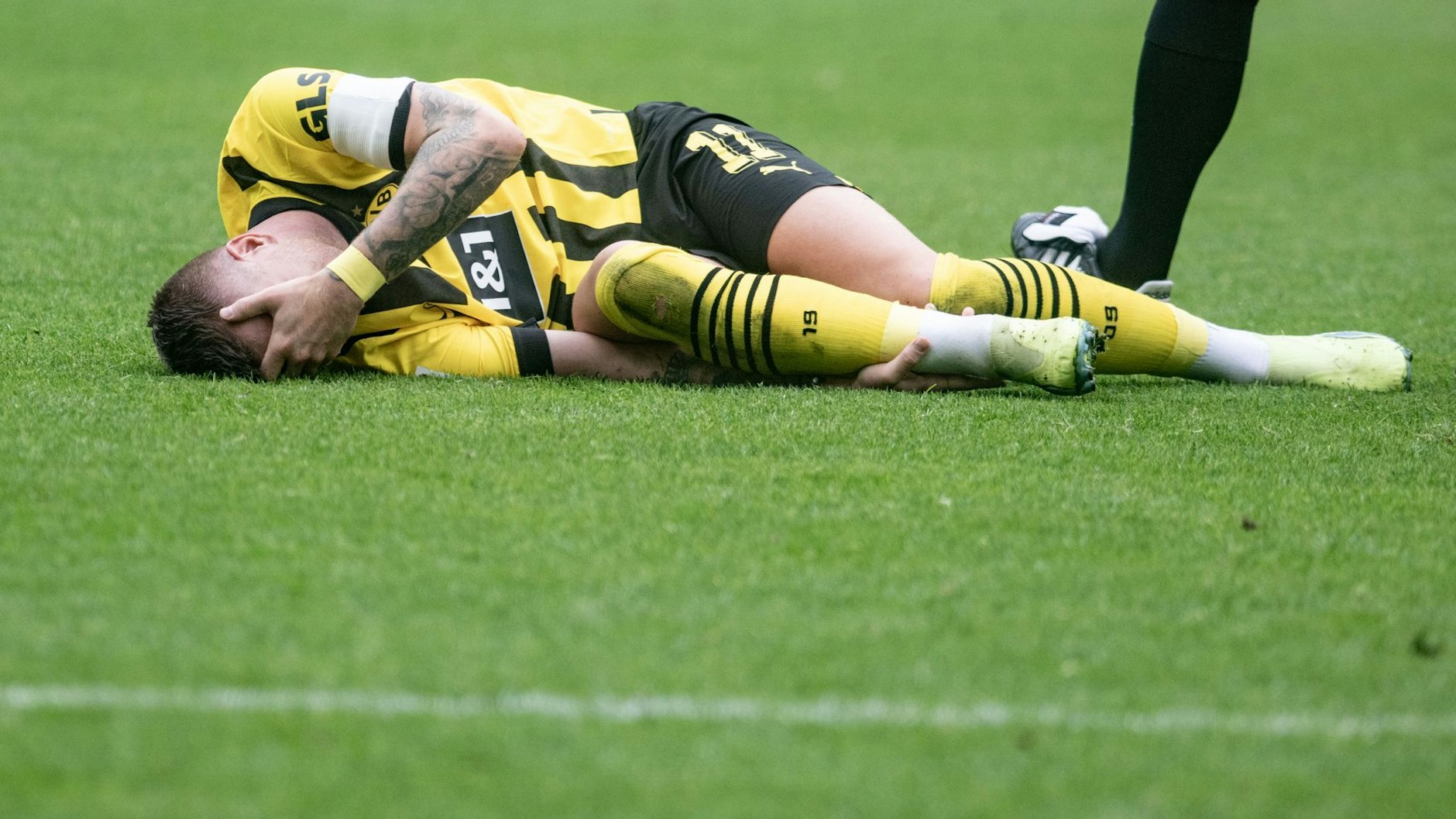 Dortmunds Marco Reus hat seit Wochen Probleme mit dem Sprunggelenk. Die Verletzung zog er sich beim Derby gegen Schalke im September zu.