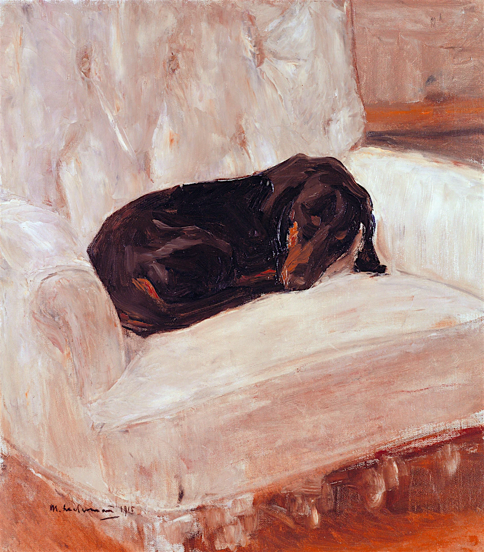 Hier macht jemand ein Schläfchen auf dem bequemen Sessel – eines der Dackel-Gemälde von Max Liebermann.