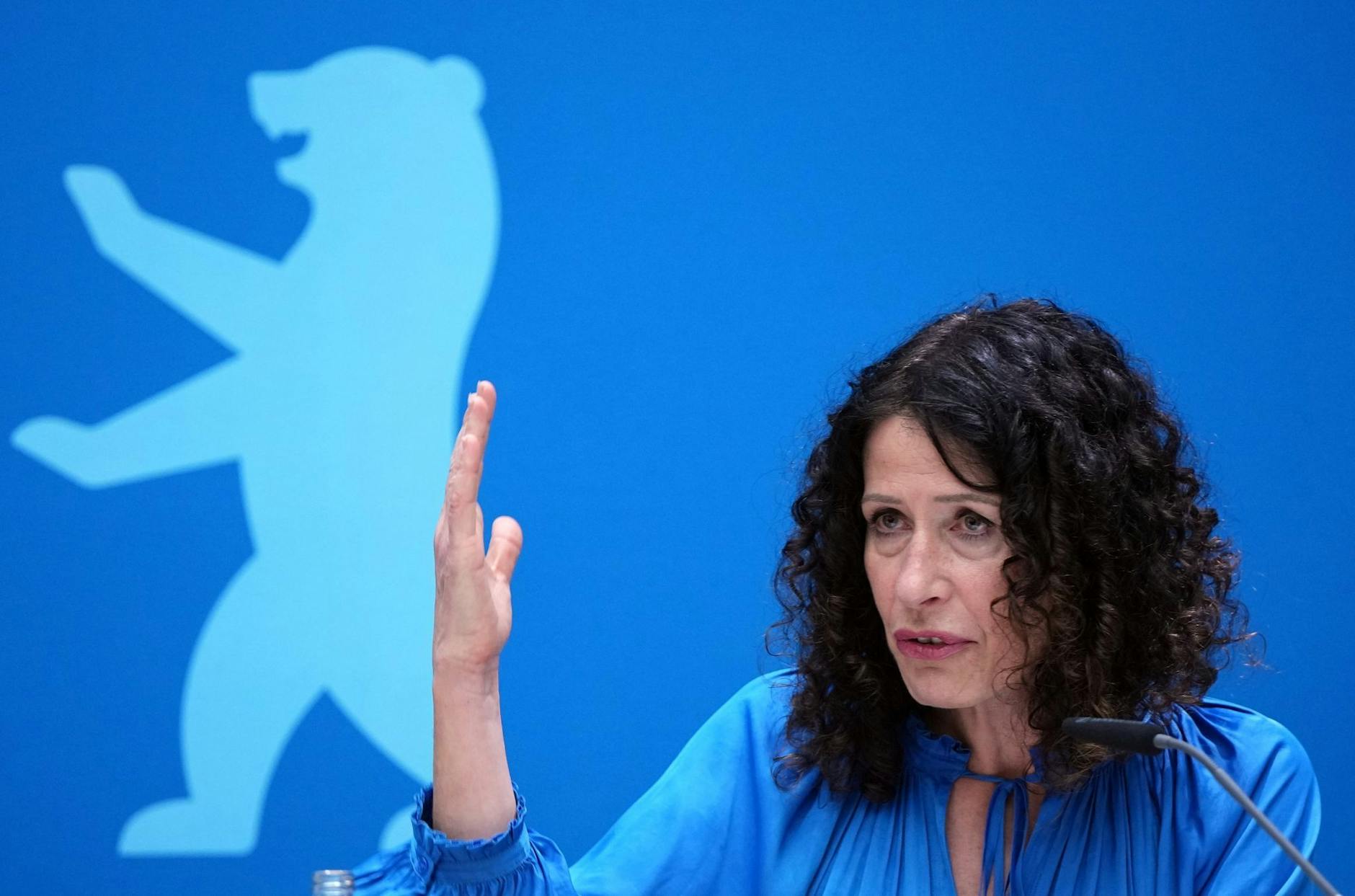 ARCHIV - Bettina Jarasch (Bündnis 90/Die Grünen), Verkehrssenatorin, spricht während einer Pressekonferenz.