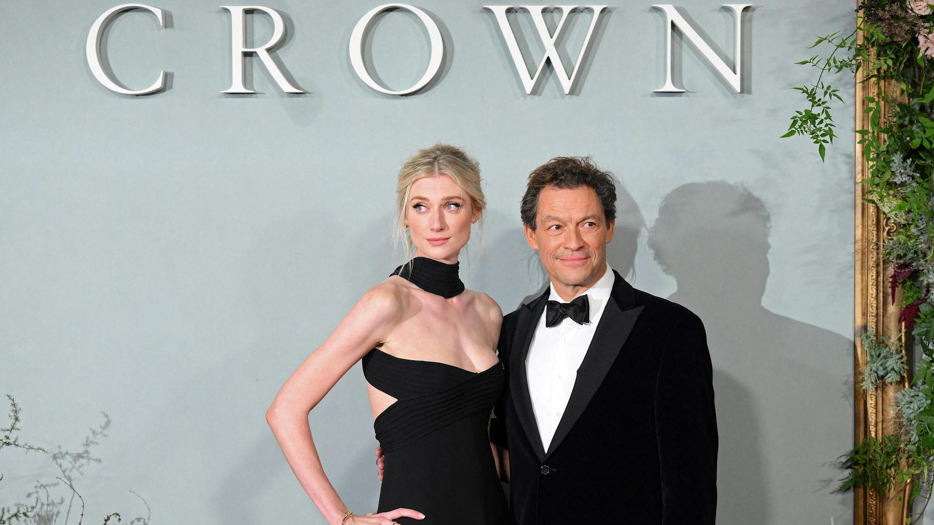 Die australische Schauspielerin Elizabeth Debicki und der englische Schauspieler Dominic West posieren bei der Weltpremiere von „The Crown (Staffel 5)“.