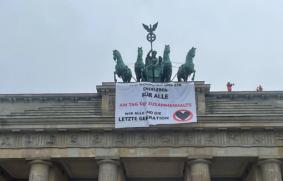 Aktivisten besetzten das Brandenburger Tor.