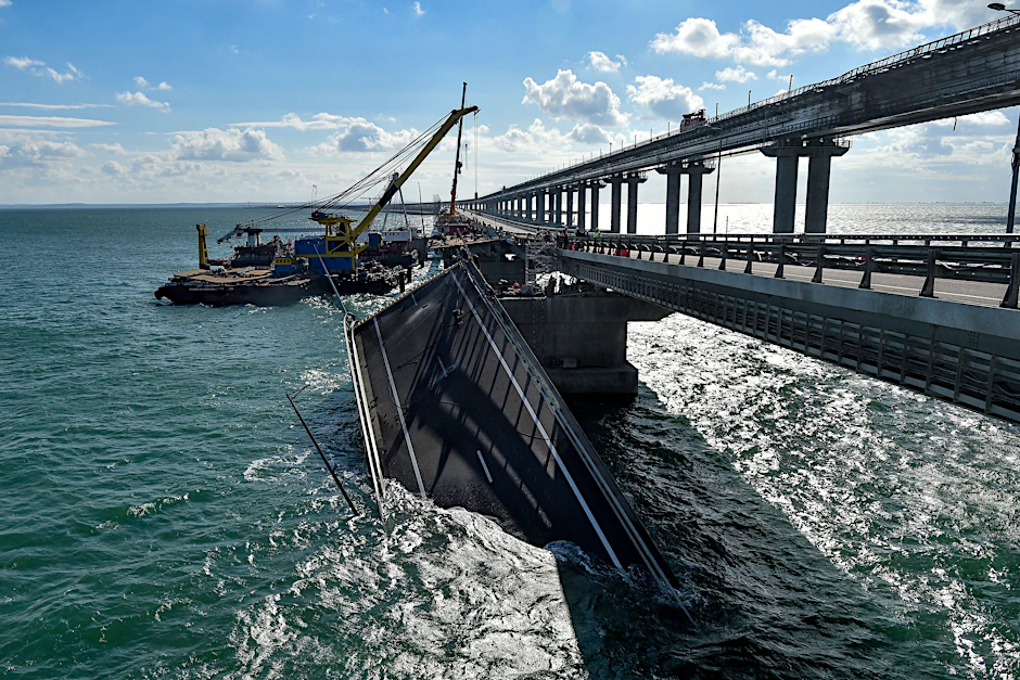 Kertsch: Arbeiter demontieren im Rahmen von Restaurierungsarbeiten durch eine Explosion beschädigte Teile einer Autoverbindung der Krimbrücke. Sie verbindet russisches Festland und die Halbinsel Krim.