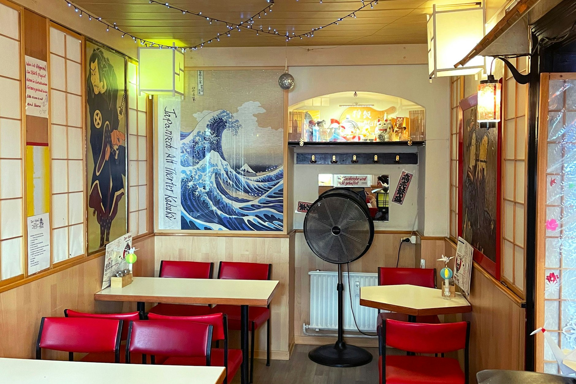 Die spartanische Inneneinrichtung des Tori-Katsu: eine Mischung aus japanischem Ryokan, Jugendherberge und Stasibüro.