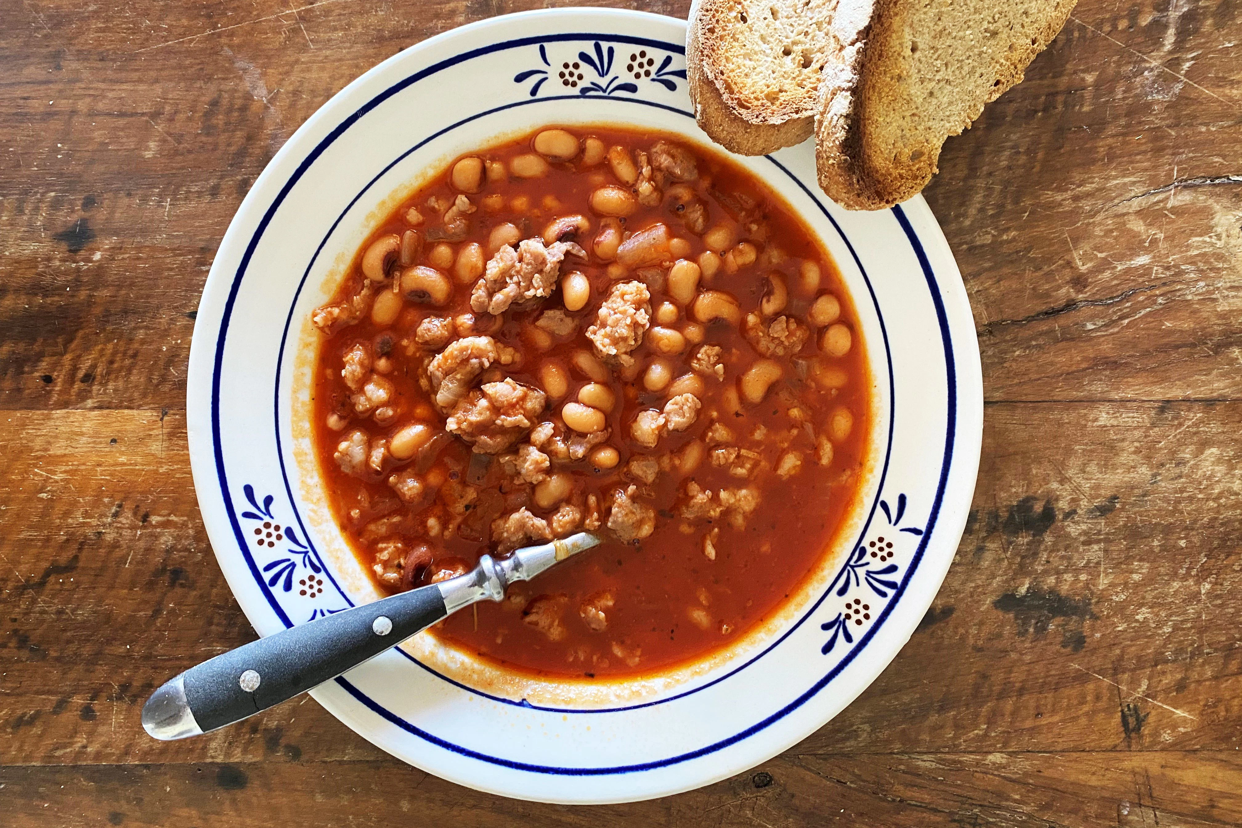 Auch eine schöne Variante des oberen Gerichtes: Gebackene Cannellini-Bohnen mit Salsiccia und Tomatensoße.
