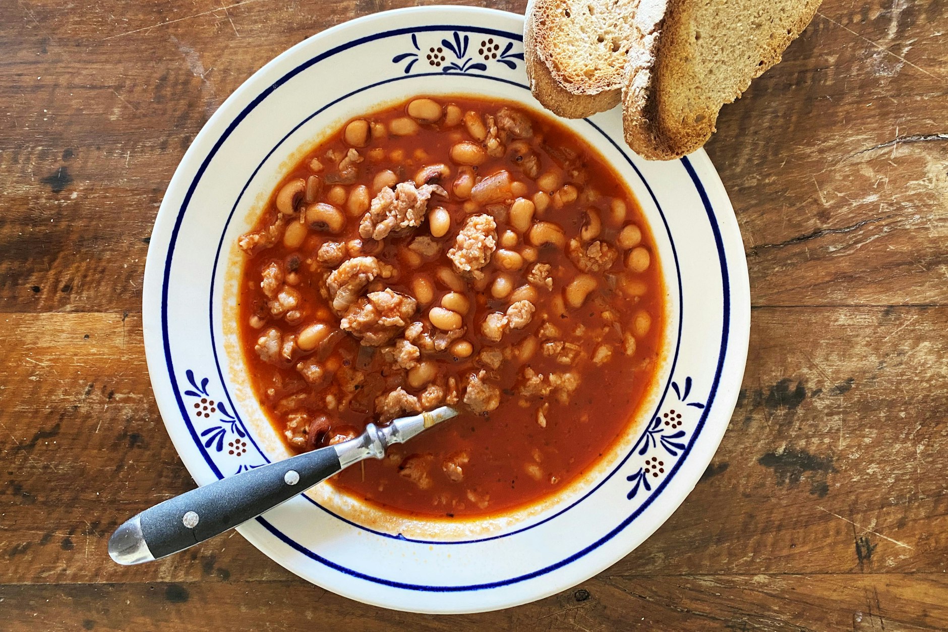 Auch eine schöne Variante des oberen Gerichtes: Gebackene Cannellini-Bohnen mit Salsiccia und Tomatensoße.
