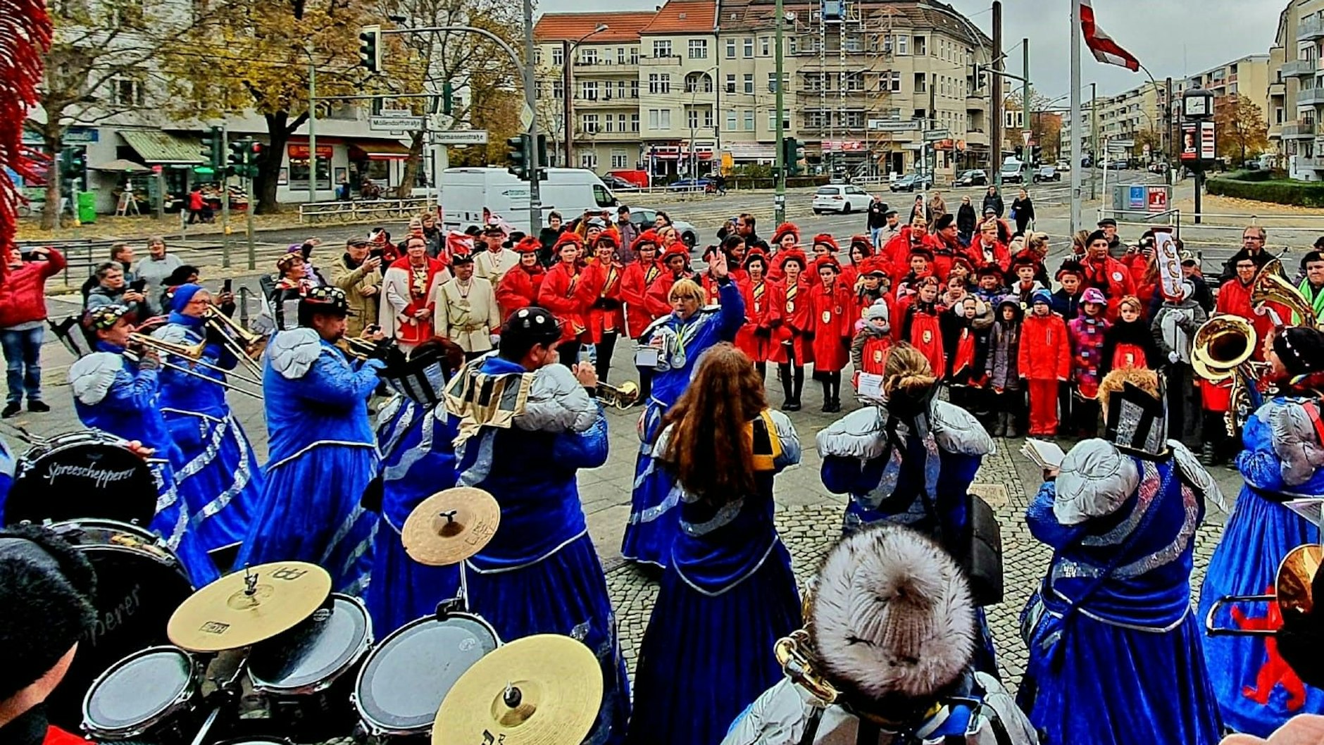 Mit Musikkapelle und Funkenmariechen: So stürmten die ‚Lichtenberger ‘Narren 2019 das Rathaus.