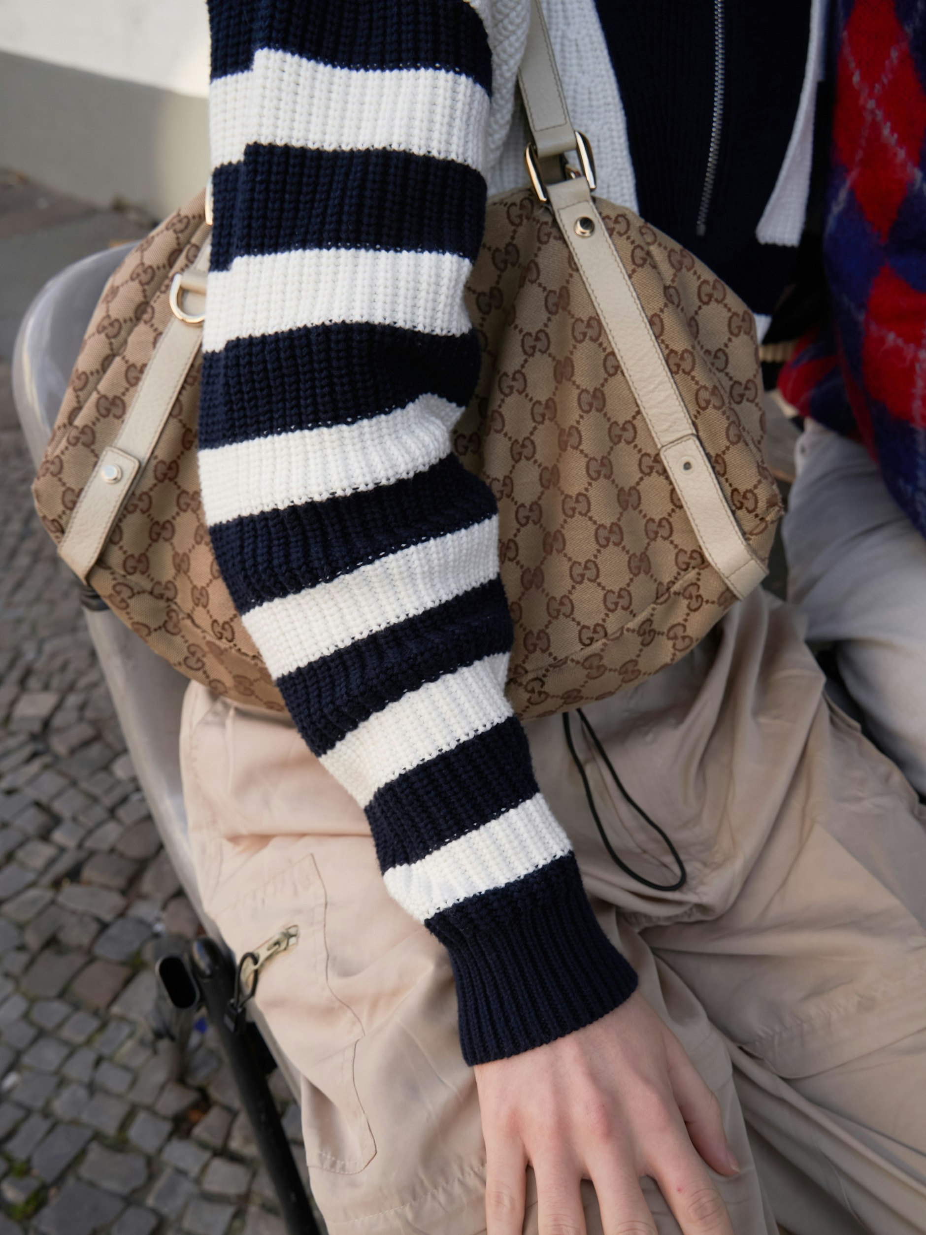 Kommunikationsdesign-Student Bryan wohnt in Alt-Moabit, er geht jedoch gerne in Prenzlauer Berg shoppen. Genauer im Vintage-Laden „Homefullofclothes“, wo er auch die Gucci-Tasche gekauft hat.