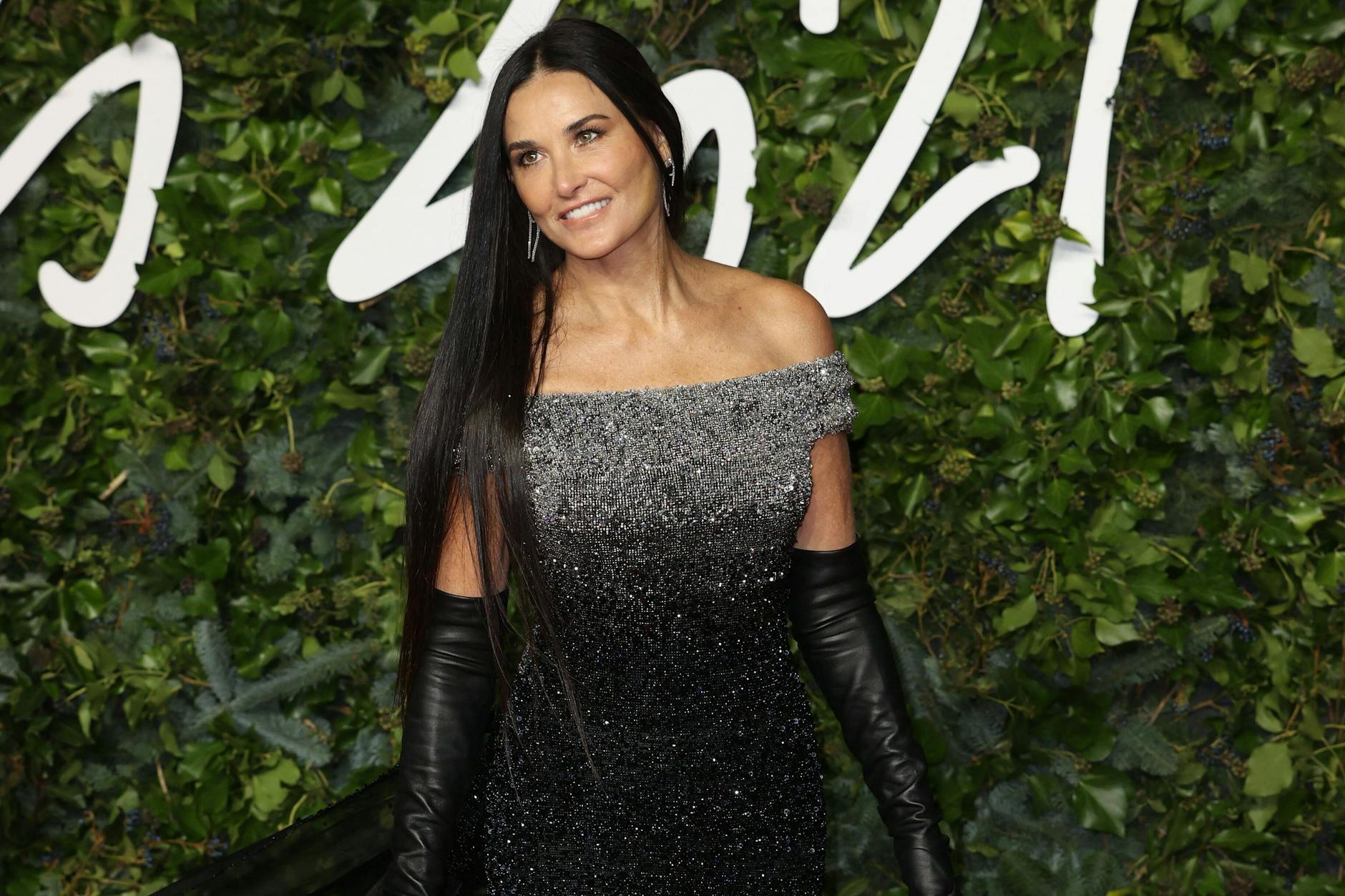 Demi Moore im Jahr 2021 bei einem Empfang auf einem roten Teppich.