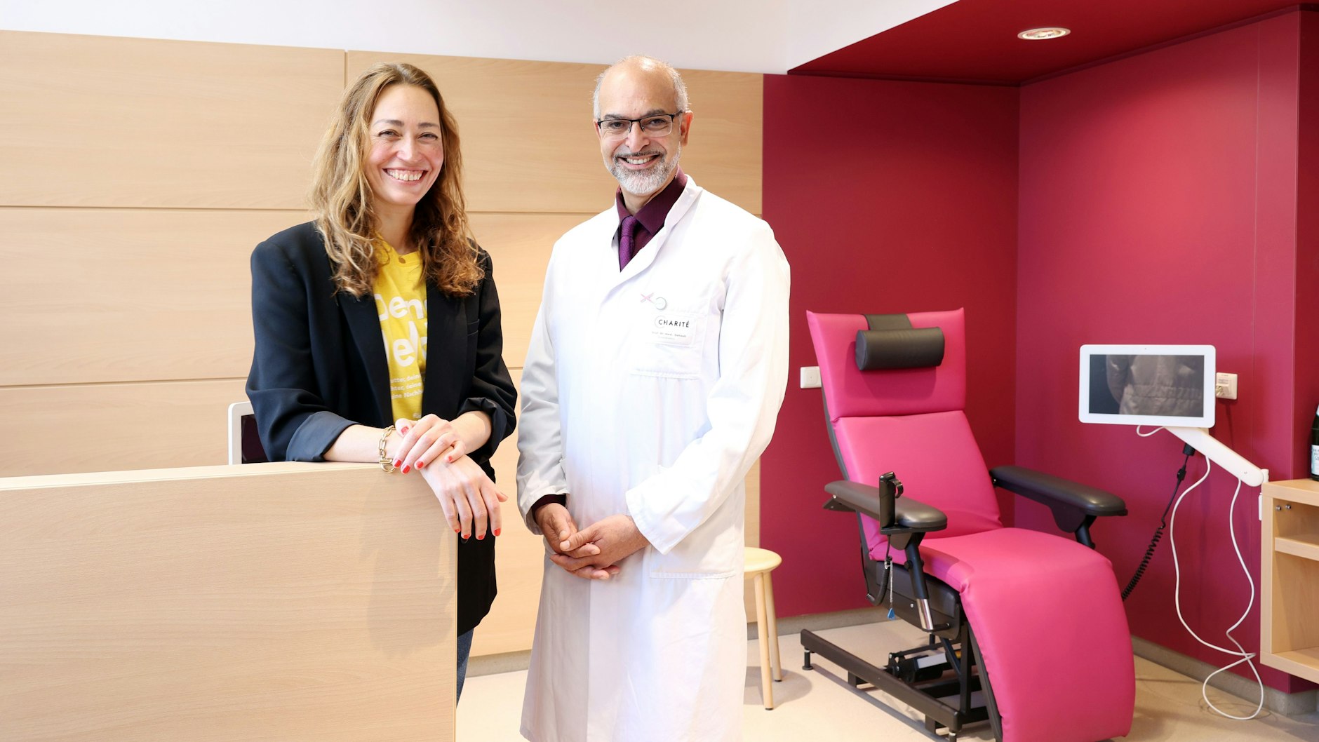 Tina Müller, die Initiatorin der Rosi-Chemo-Ambulanz, mit dem Direktor der gynäkologischen Klinik im Virchow, Professor Jalid Sehouli.