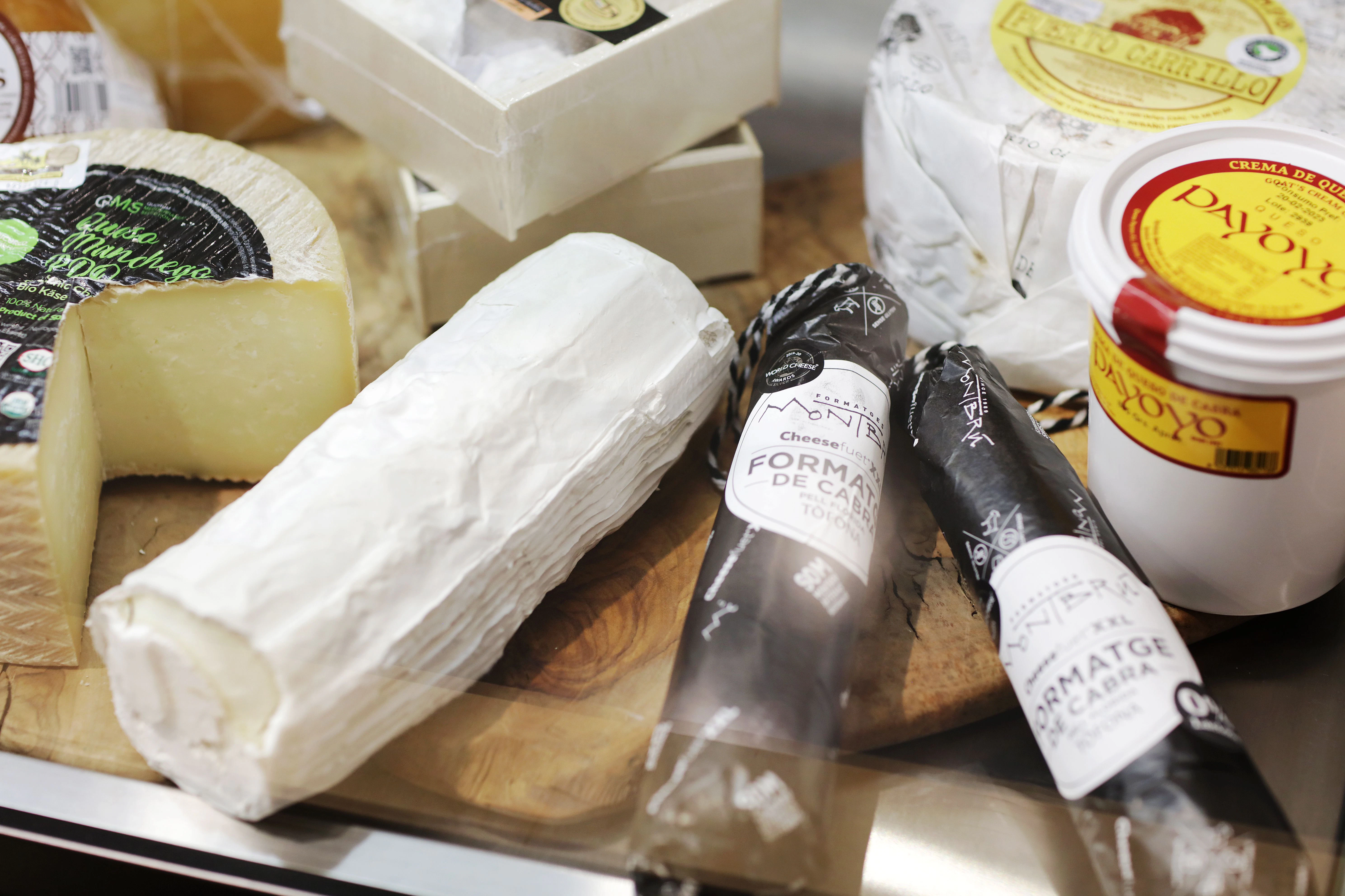 Spanische Wurst und Käse: im Kochu Karu Deli in Prenzlauer Berg.
