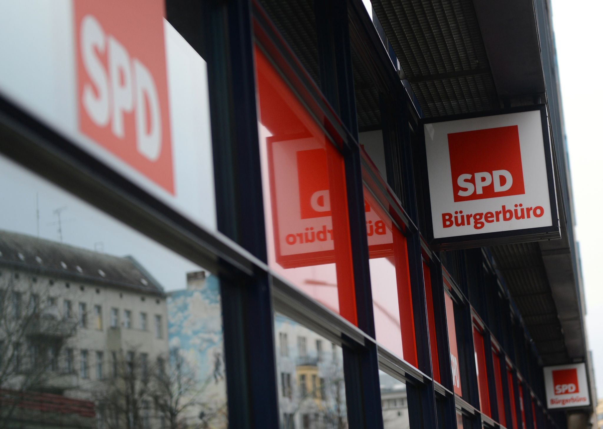 Hamas-Symbole am Willy-Brandt-Haus: SPD-Parteizentrale in Berlin beschmiert