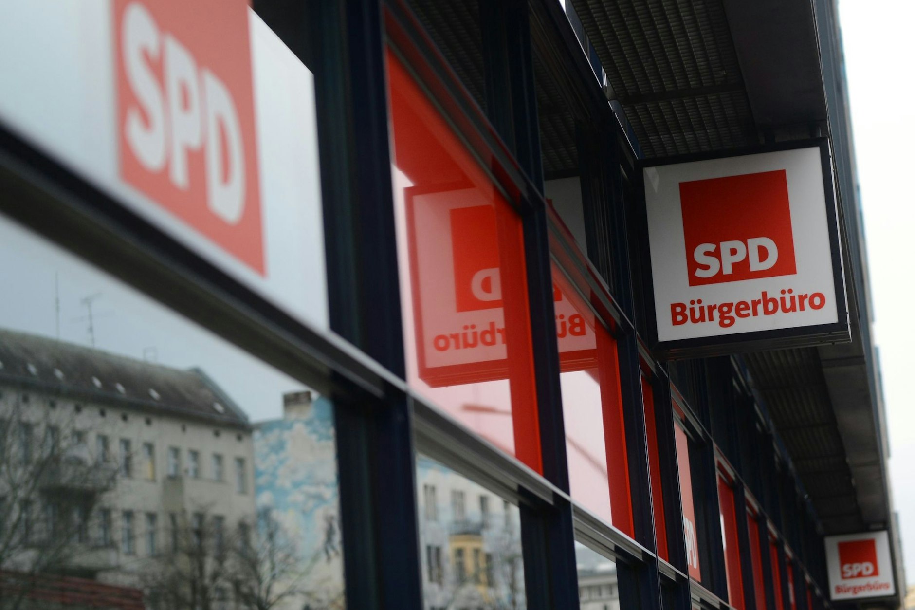 Das SPD-Bürgerbüro im Willy-Brandt-Haus in der Wilhelmstraße. Unbekannte haben die SPD-Parteizentrale mit Farbe besprüht.