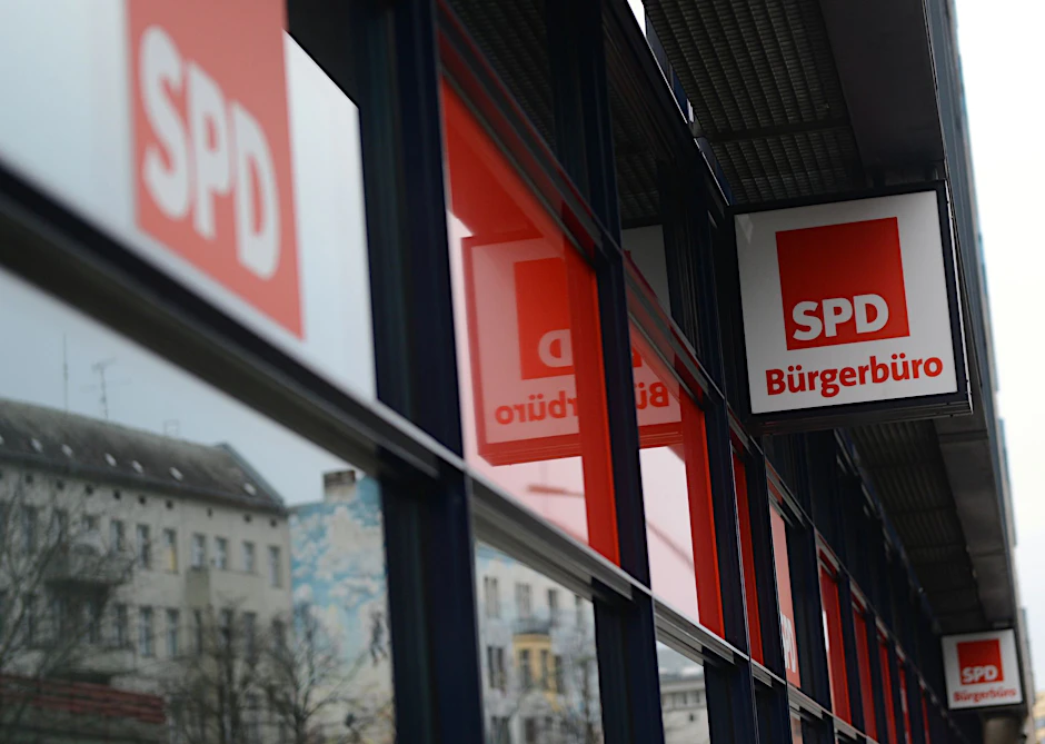 Das SPD-Bürgerbüro im Willy-Brandt-Haus in der Wilhelmstraße. Unbekannte haben die SPD-Parteizentrale mit Farbe besprüht.
