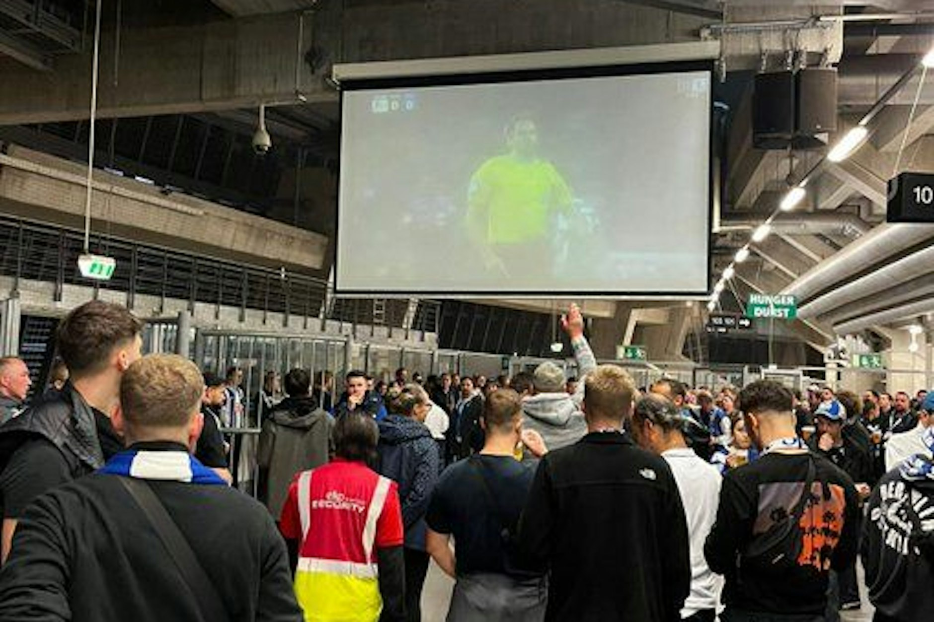 Viele Hertha-Fans kamen nicht ins Weserstadion und durften das Spiel in Bremen nur draußen auf der Leinwand anschauen.