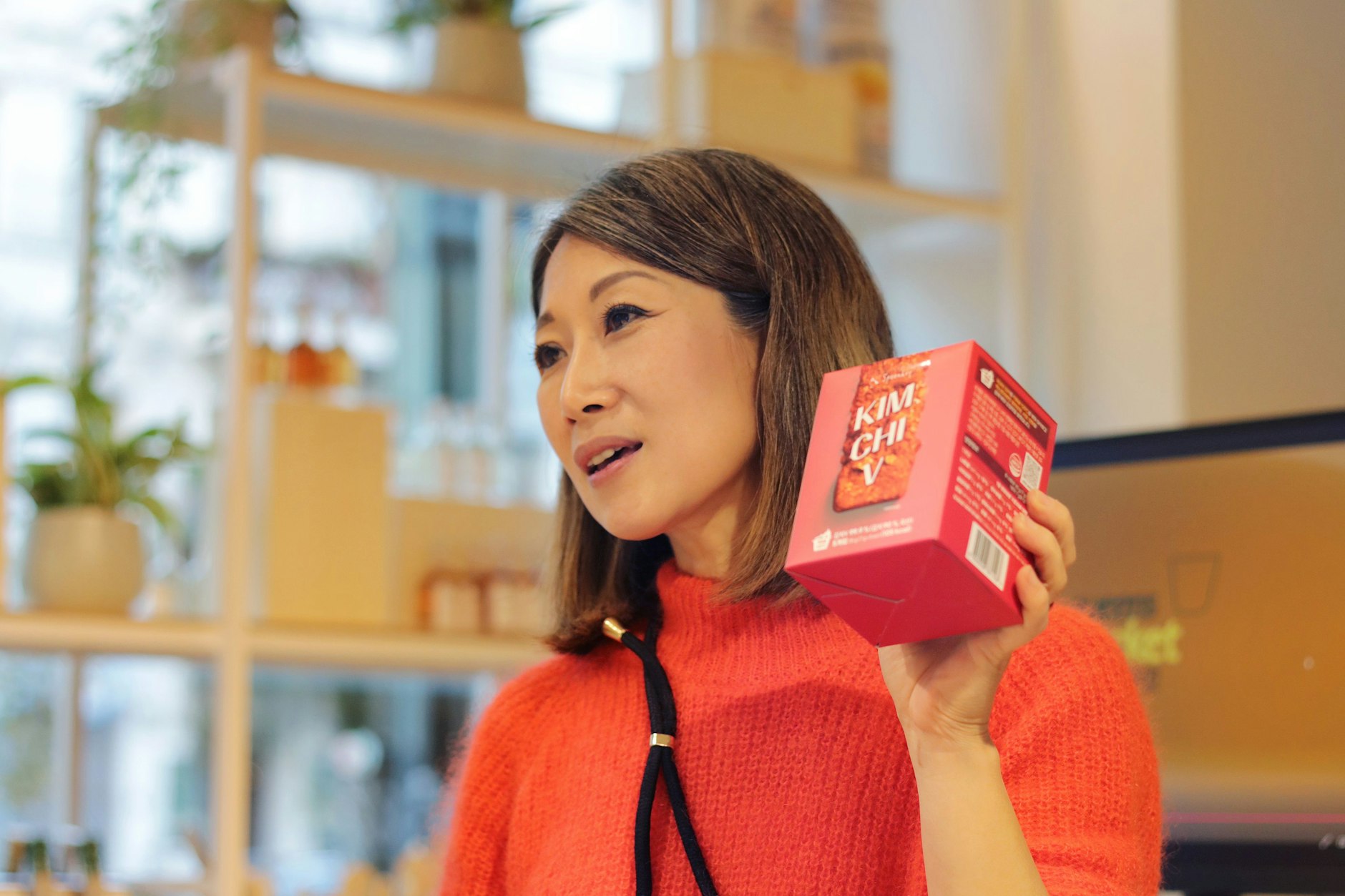 Bini Lee, die Besitzerin des Kochu Karu, mit einem Kimchi-Block zum Drüberreiben.