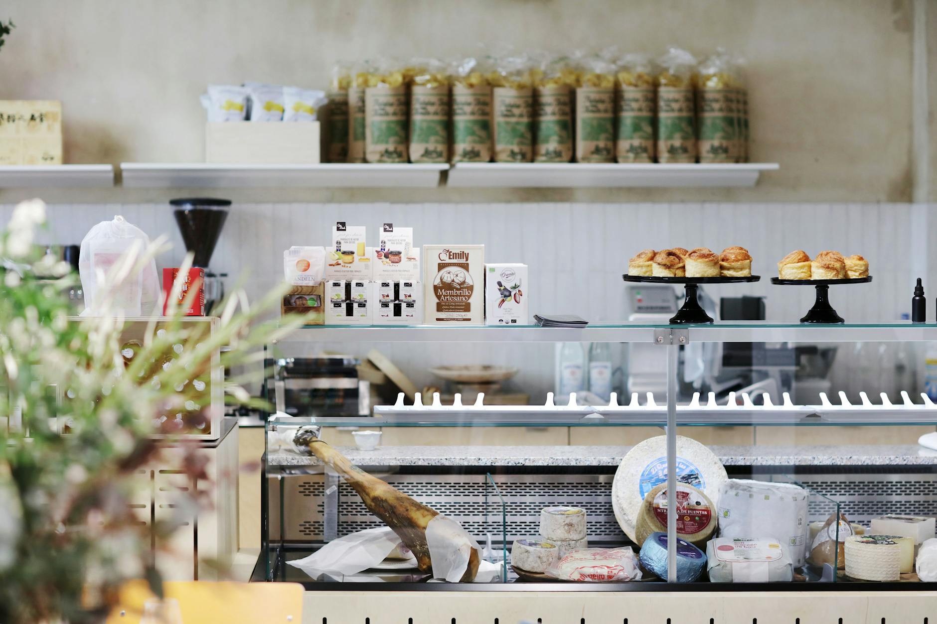 Spanischer Schinken und koreanischer Kimchi: Wilde Kombination, denken Sie? Nicht im Kochu Karu Deli. Hier gibt es die besten Produkte aus beiden Welten.