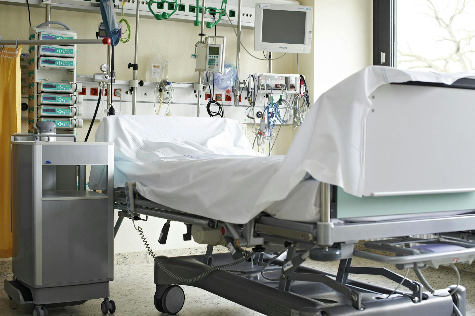 Berlin: Leeres Bett auf der Intensivstation des Evangelischen Waldkrankenhauses Spandau. Der Bundestag hat ein Gesetz zur Triage beschlossen.