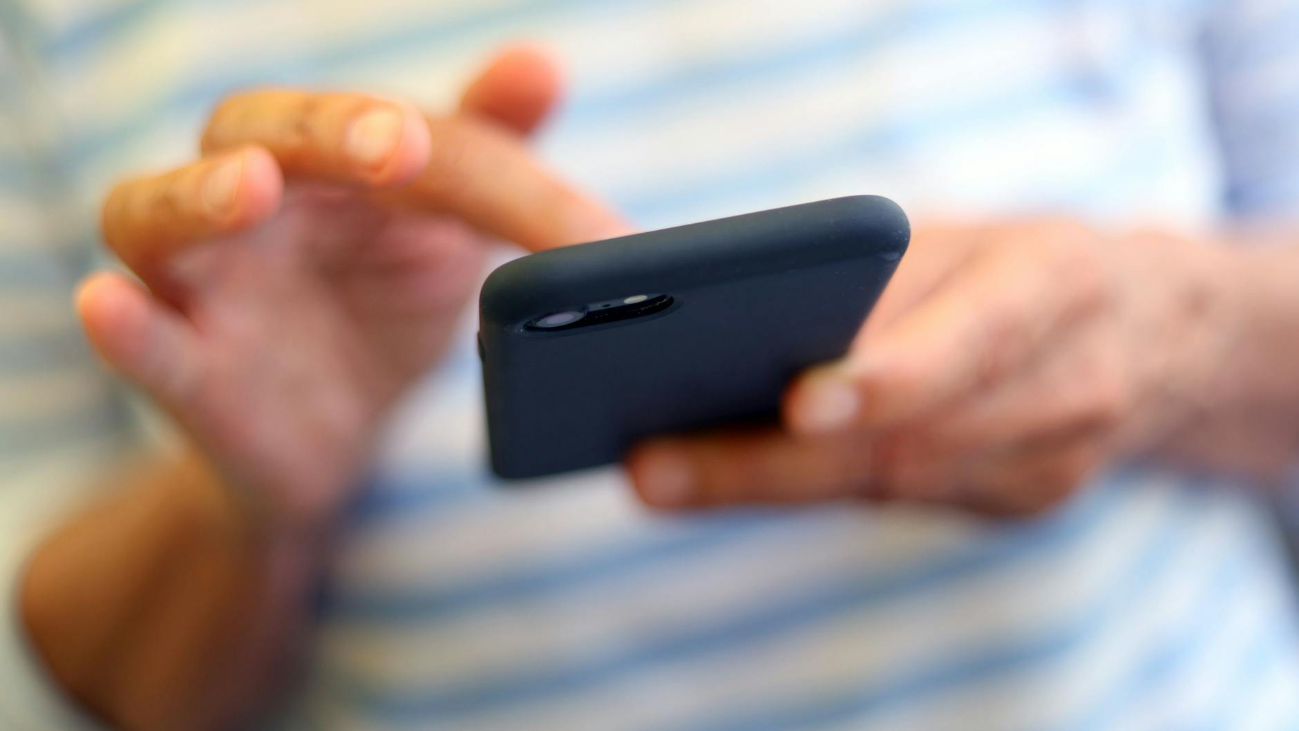 Gar nicht appetitlich: Auf dem Handy tummeln sich mehr Keime als im Klo.