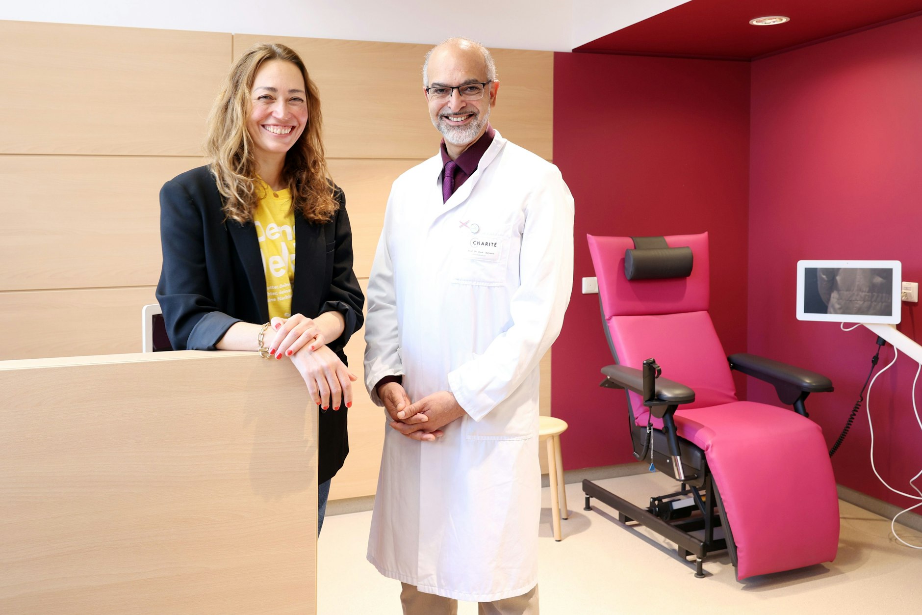 Die beiden Initiatoren der neuen Krebsambulanz: die Berliner Grafikerin Tina Müller und Klinikdirektor Prof. Jalid Sehouli.