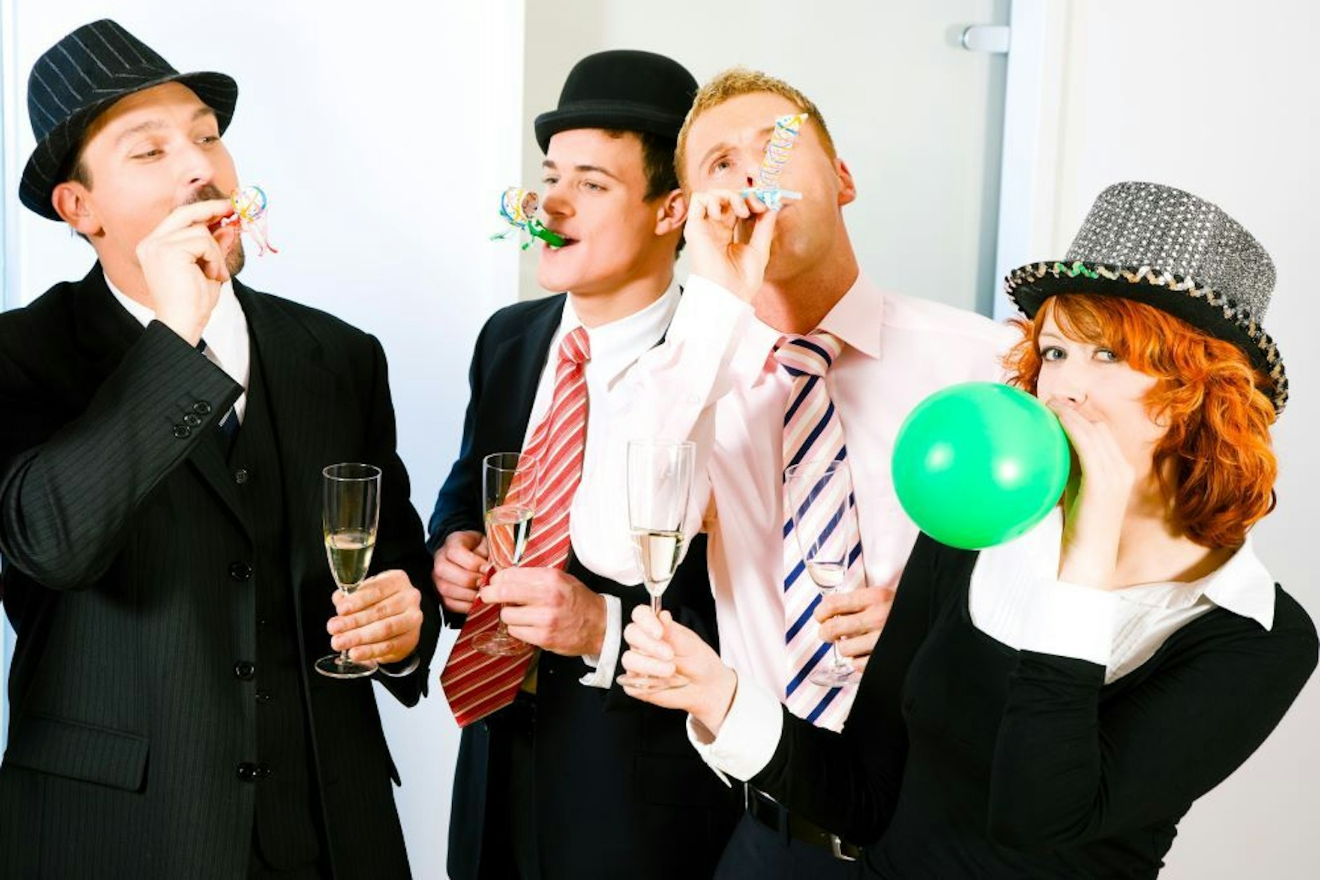 Die Firmenfeier: lecker Essen und Trinken und einfach mal mit den KollegInnen Spaß haben und das Jahr entspannt Revue passieren lassen.&nbsp;