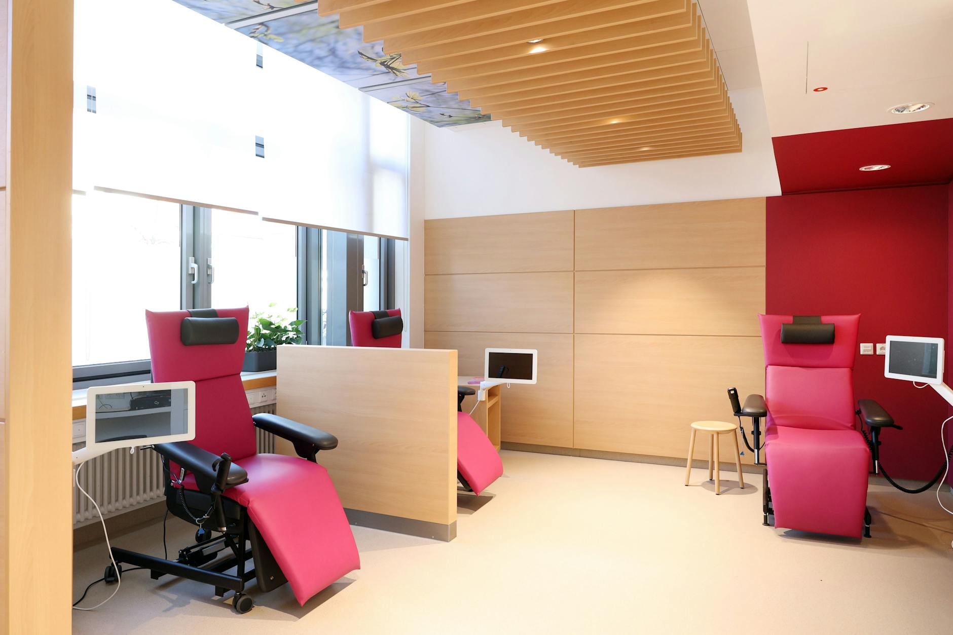 Warmes Rot, viel Holz und bequeme Infusions-Stühle: Die Rosi-Chemo-Ambulanz strahlt keine Krankenhaus-Atmosphäre aus.