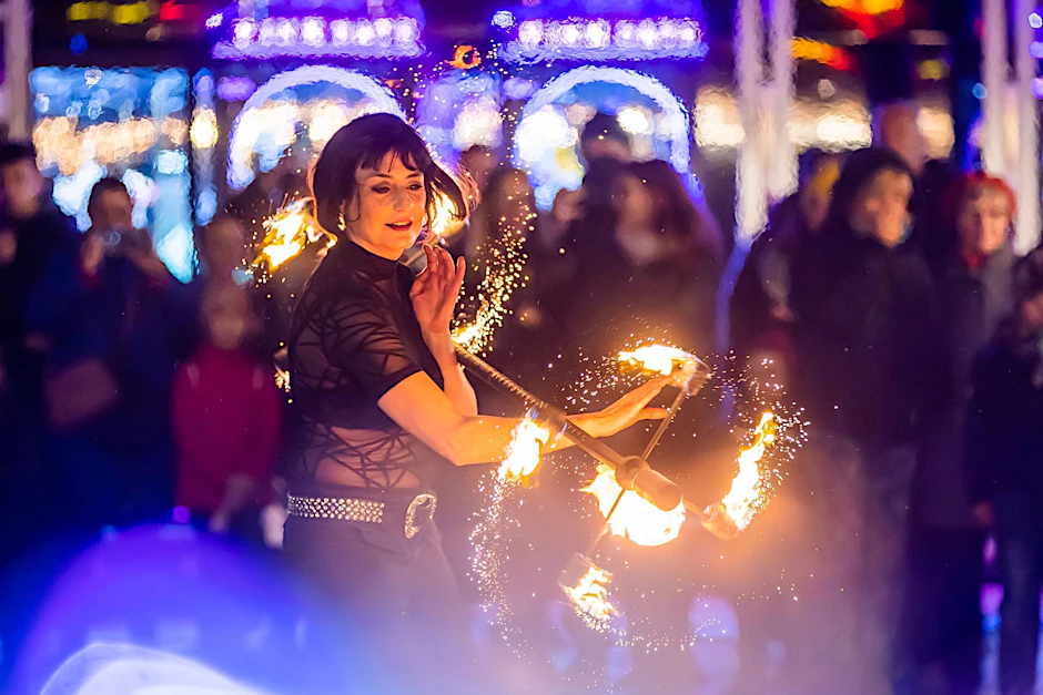 dpatopbilder - Feuerkünstlerin Nicole am Eröffnungstag beim Weihnachtsmarkt «Winterzauber» in Berlin-Lichtenberg.  