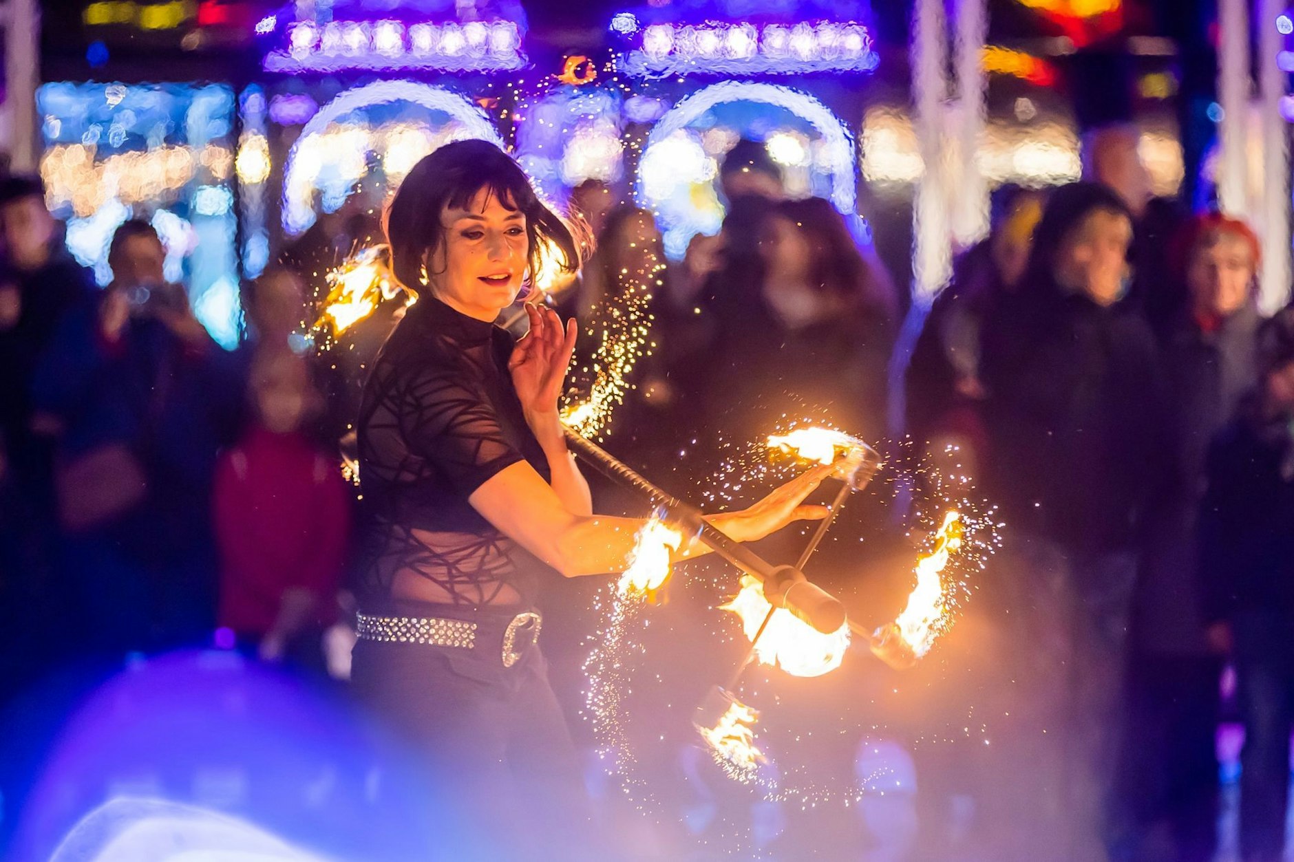 dpatopbilder - Feuerkünstlerin Nicole am Eröffnungstag beim Weihnachtsmarkt «Winterzauber» in Berlin-Lichtenberg.  