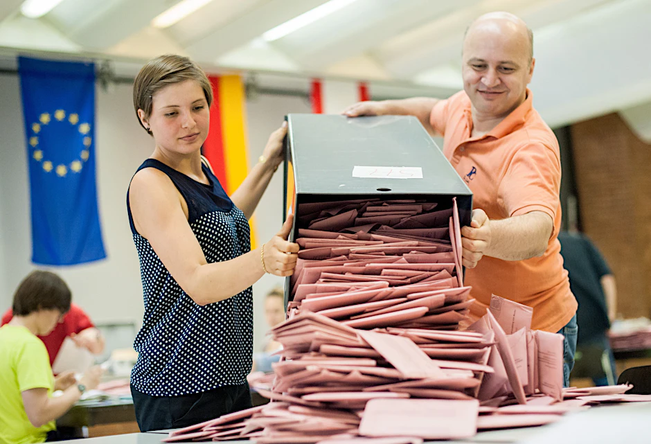 Wahlhelfer leeren eine Wahlurne mit Briefwahlstimmen in der Mensa einer Schule in Berlin. Bei der Europawahl dürfen nun auch Jugendliche ab 16 Jahren ihre Stimme abgeben.&nbsp;
